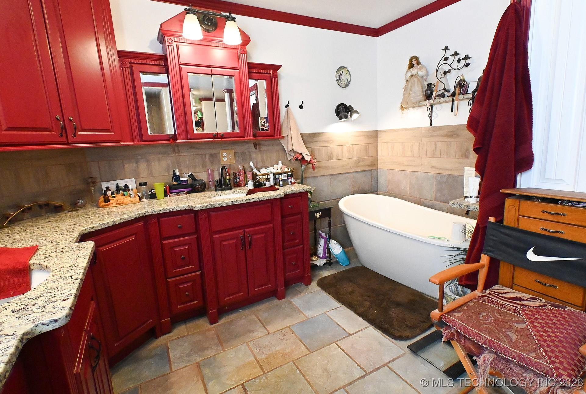 Sallisaw, Oklahoma, 74955, United States, 6 Bedrooms Bedrooms, ,4 BathroomsBathrooms,Residential,For Sale,2009244