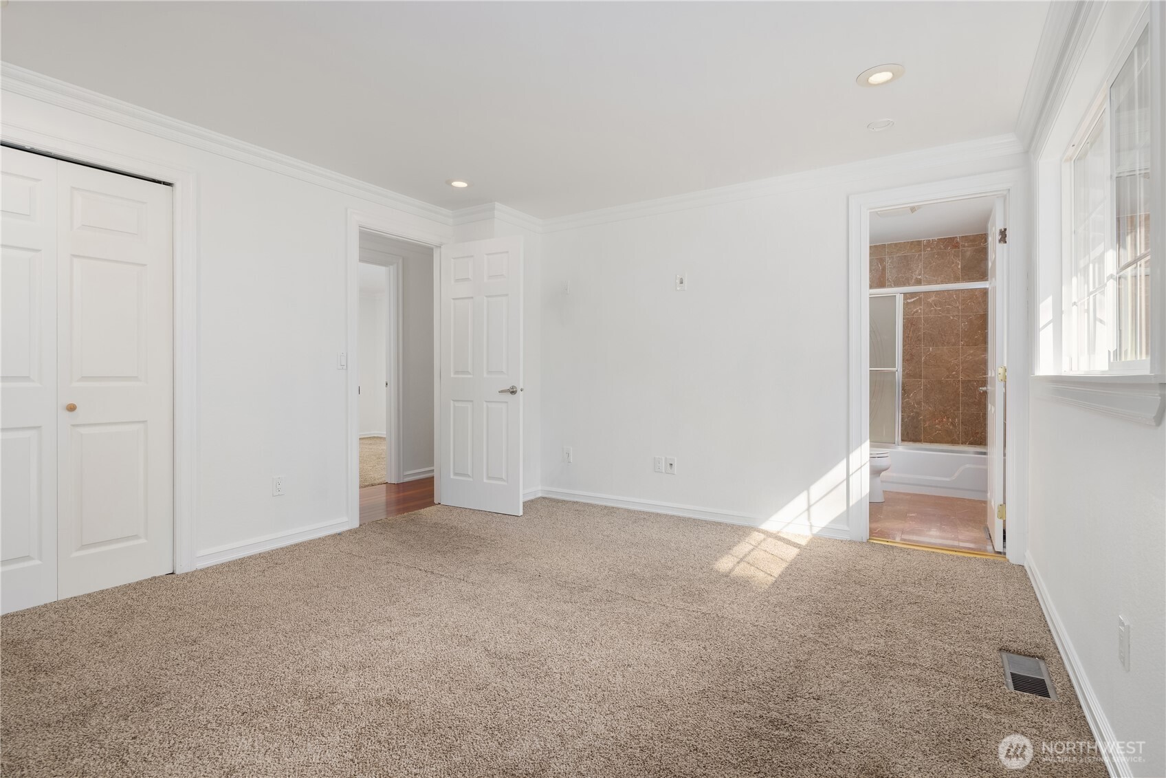 Kirkland, Washington, 98033, United States, 4 Bedrooms Bedrooms, ,2 BathroomsBathrooms,Residential,For Sale,1938855