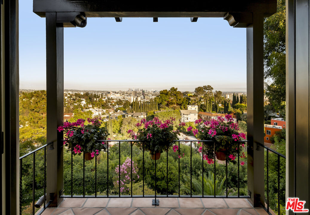 Los Angeles, California, 90068, United States, 4 Bedrooms Bedrooms, ,5 BathroomsBathrooms,Residential,For Sale,1910908