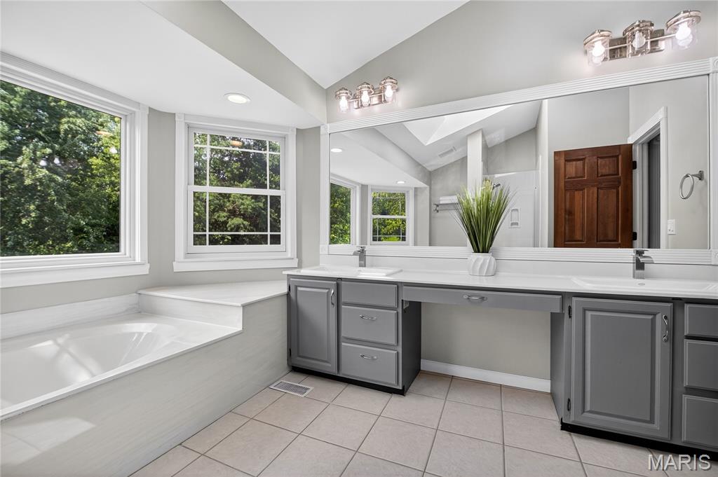 St Charles, Missouri, 63301, United States, 4 Bedrooms Bedrooms, ,4 BathroomsBathrooms,Residential,For Sale,1902113