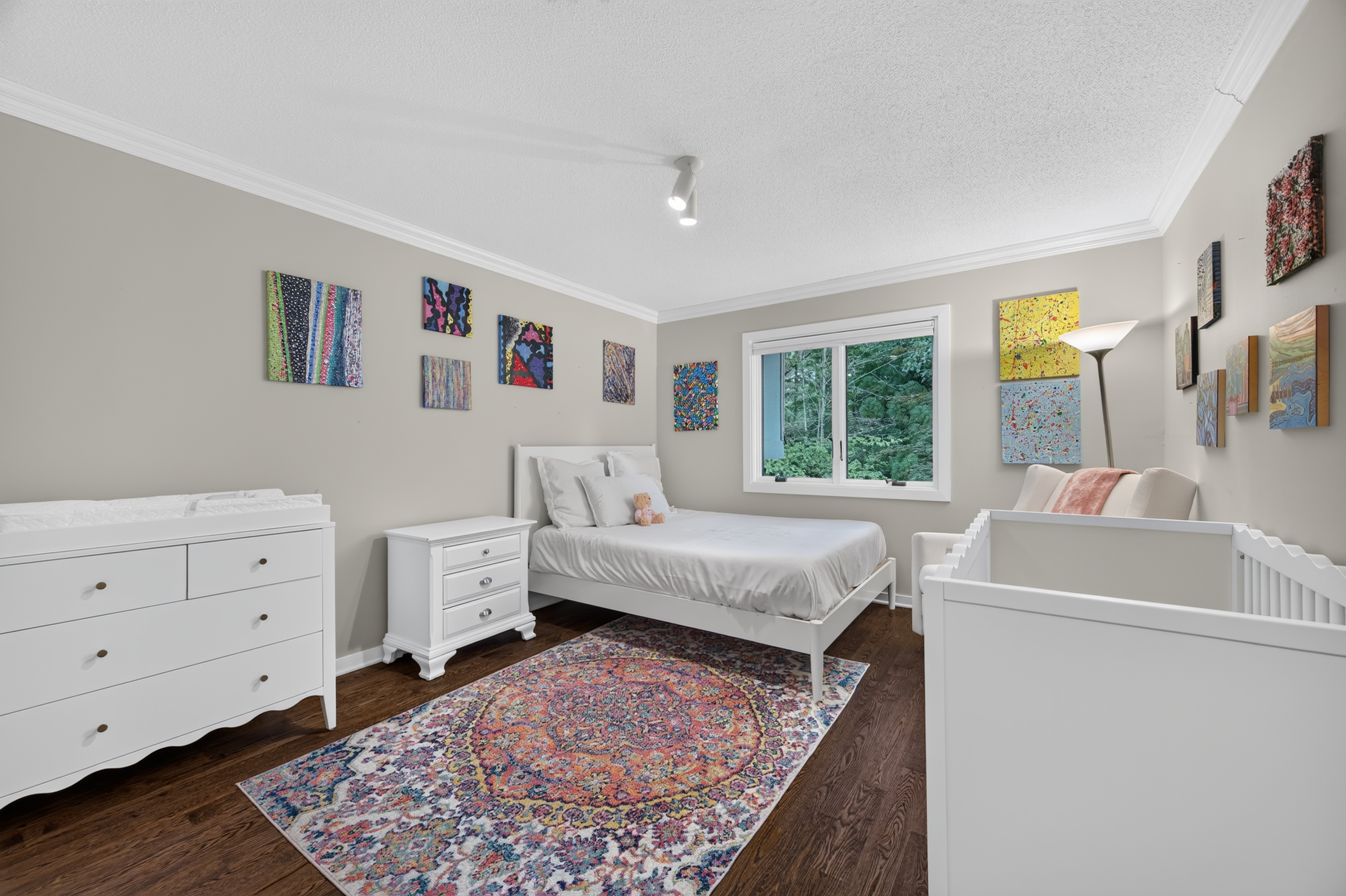 Immaculate Home with Classic Versatile Design Offers Privacy - 物件實景