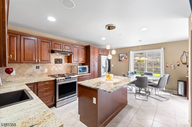 Wayne Twp., New Jersey, 07470, United States, 5 Bedrooms Bedrooms, ,3 BathroomsBathrooms,Residential,For Sale,1947958