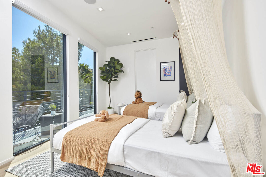 Culver City, California, 90230, United States, 4 Bedrooms Bedrooms, ,7 BathroomsBathrooms,Residential,For Sale,1804248