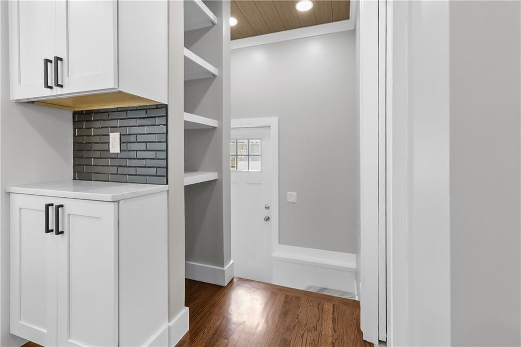 Warwick, Rhode Island, 02889, United States, 3 Bedrooms Bedrooms, ,2 BathroomsBathrooms,Residential,For Sale,1937520