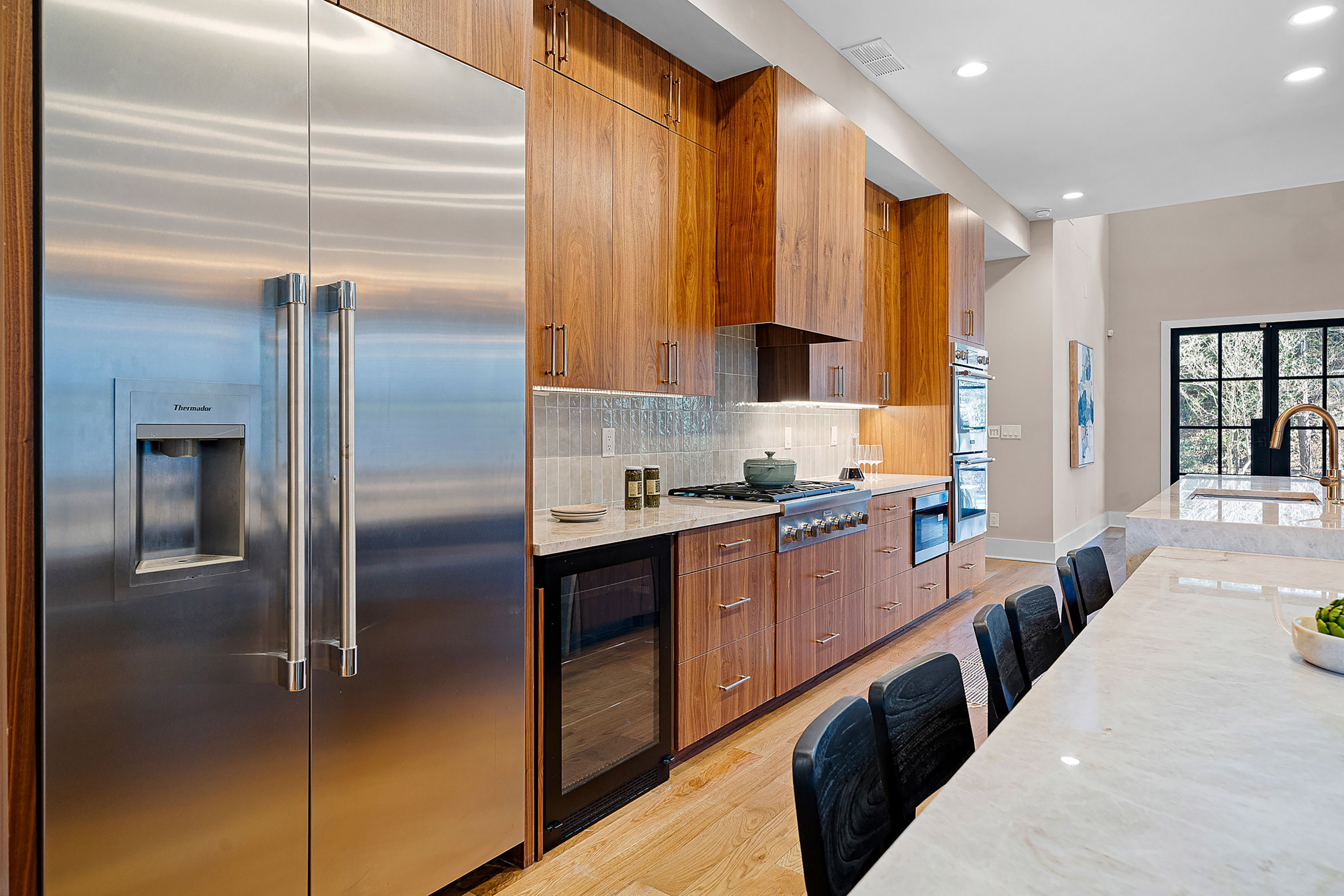  Striking Three Story Custom-built Home Redefines Modern Luxury - 物件實景