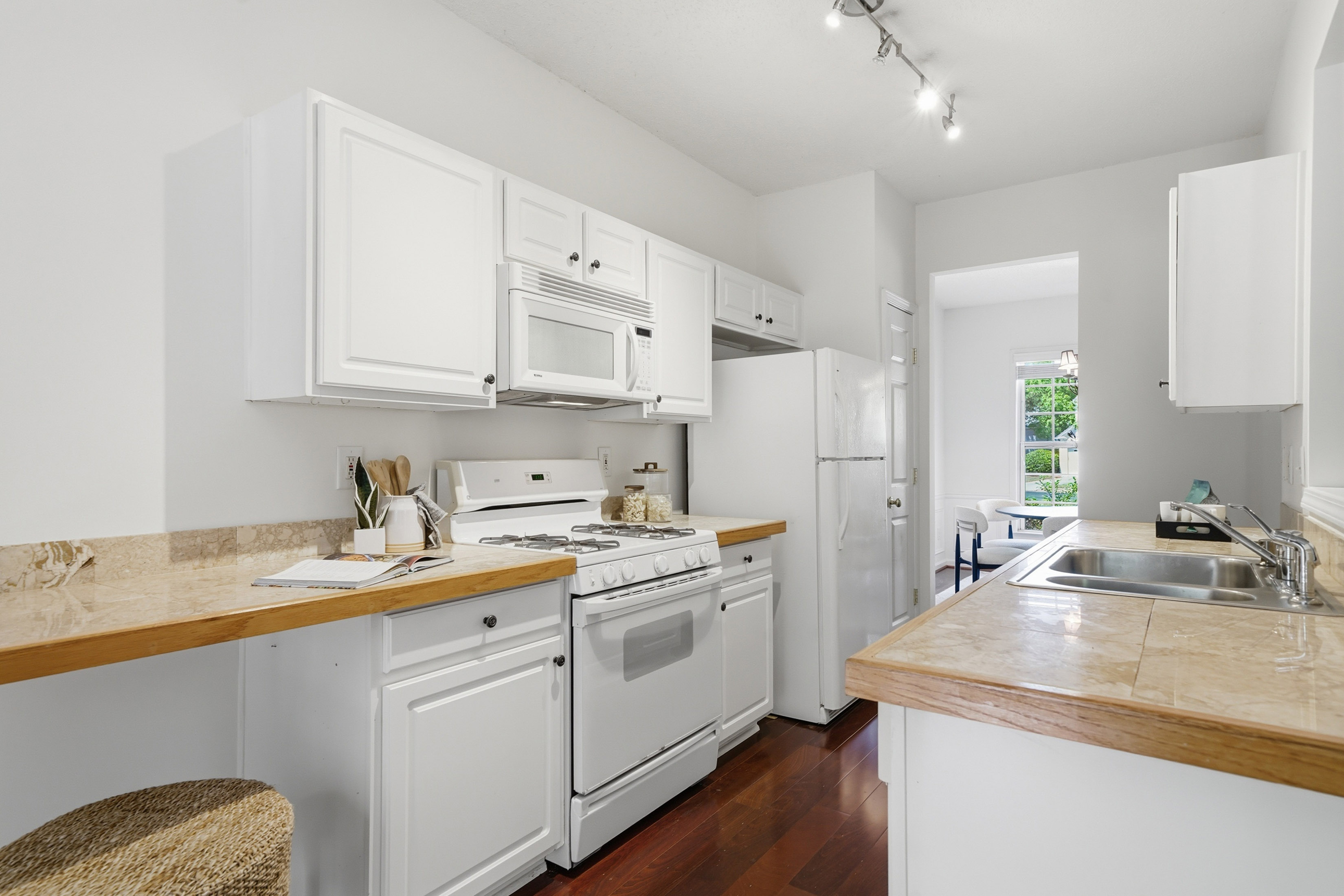  Beautifully Maintained Townhome in Sought-After Creekside at Mansell - 物件實景