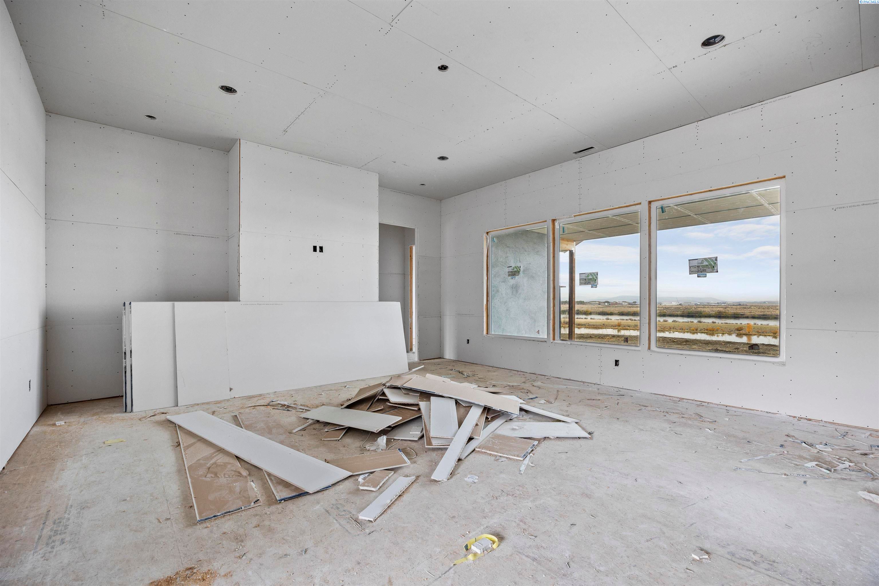 Pasco, Washington, 99301, United States, 4 Bedrooms Bedrooms, ,2 BathroomsBathrooms,Residential,For Sale,1978072