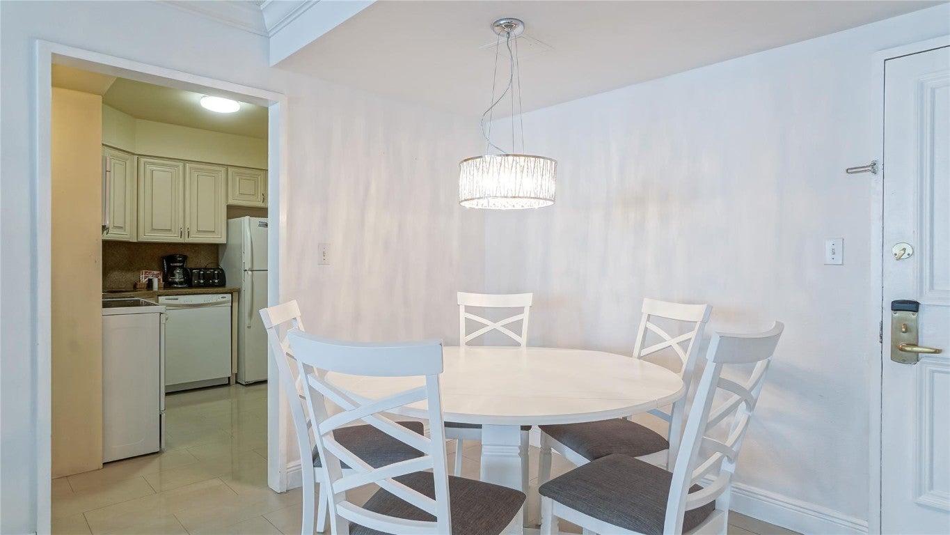 Miami Beach, Florida, 33140, United States, 2 Bedrooms Bedrooms, ,2 BathroomsBathrooms,Residential,For Sale,1974781