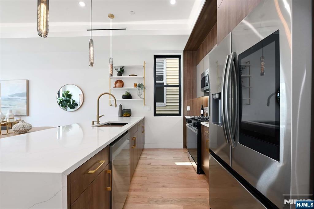 Jersey City, New Jersey, 07305, United States, 3 Bedrooms Bedrooms, ,2 BathroomsBathrooms,Residential,For Sale,1907522