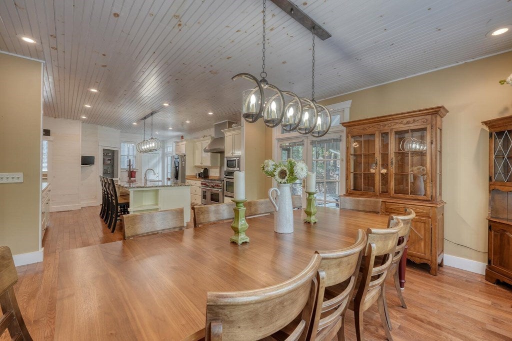 Blairsville, Georgia, 30512, United States, 5 Bedrooms Bedrooms, ,6 BathroomsBathrooms,Residential,For Sale,1901332