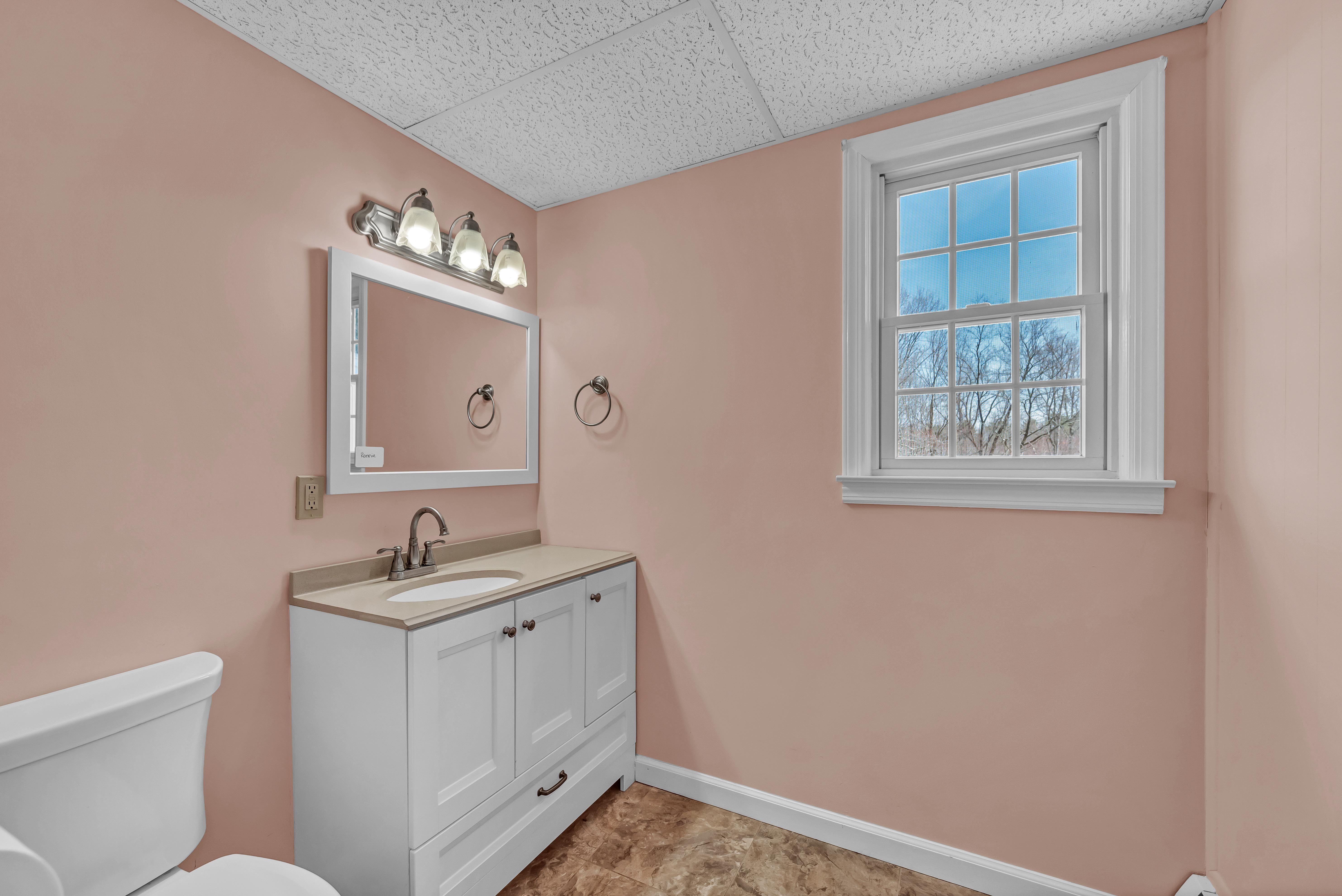  Well Built Colonial - 物件實景