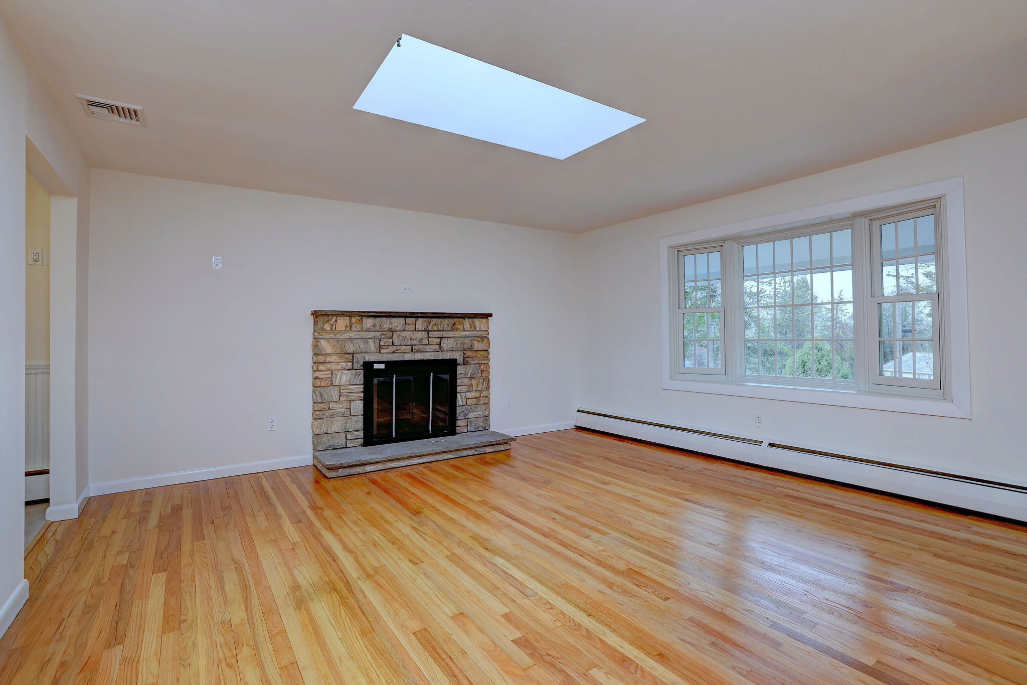 Newtown, Connecticut, 06482, United States, 4 Bedrooms Bedrooms, ,2 BathroomsBathrooms,Residential,For Sale,1990994