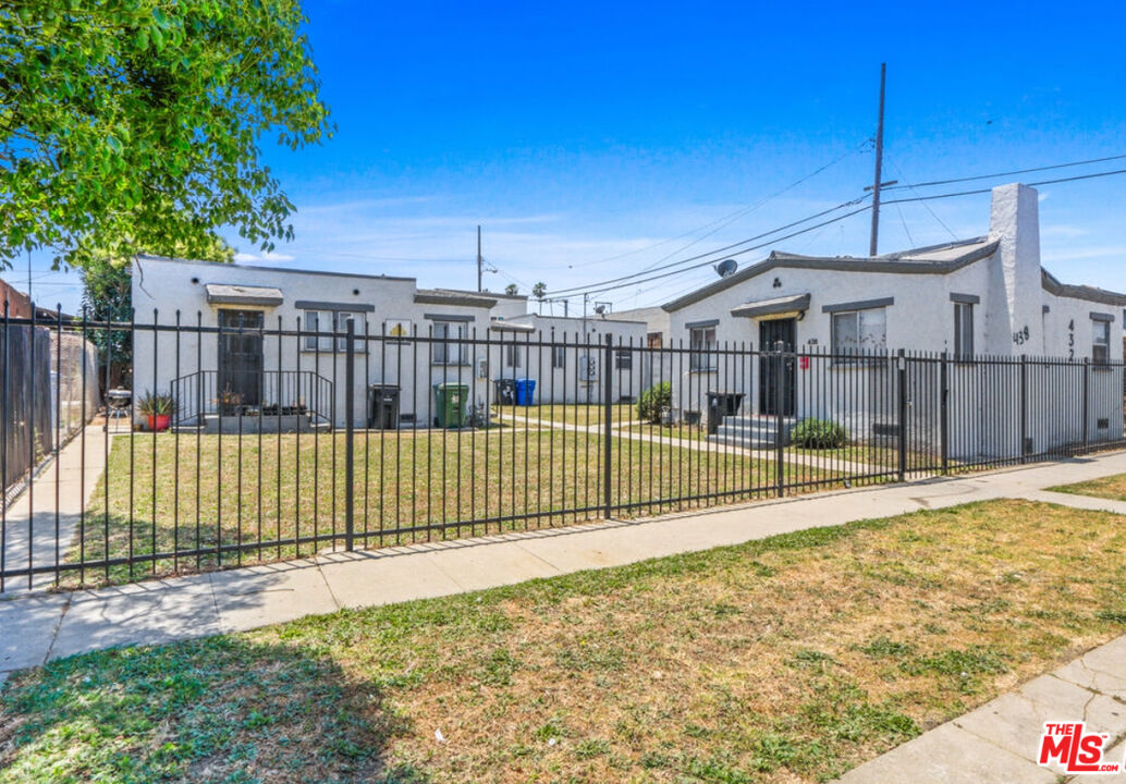 Los Angeles, California, 90003, United States, 9 Bedrooms Bedrooms, ,Residential,For Sale,1940130