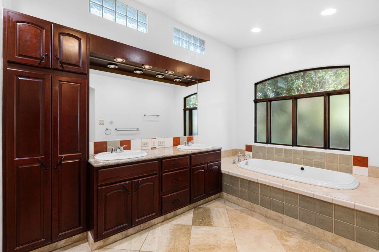 Albuquerque, New Mexico, 87106, United States, 4 Bedrooms Bedrooms, ,5 BathroomsBathrooms,Residential,For Sale,1896146