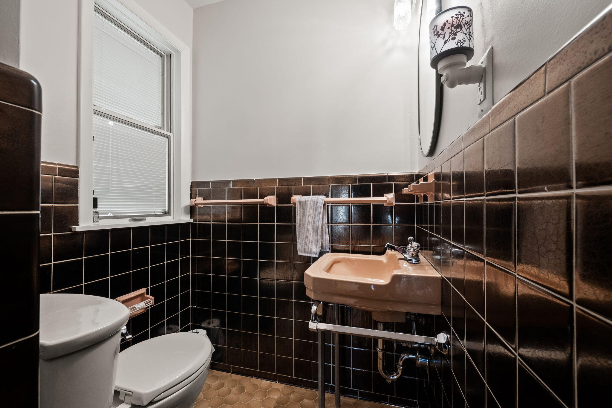 Detroit, Michigan, 48215, United States, 3 Bedrooms Bedrooms, ,4 BathroomsBathrooms,Residential,For Sale,1924310