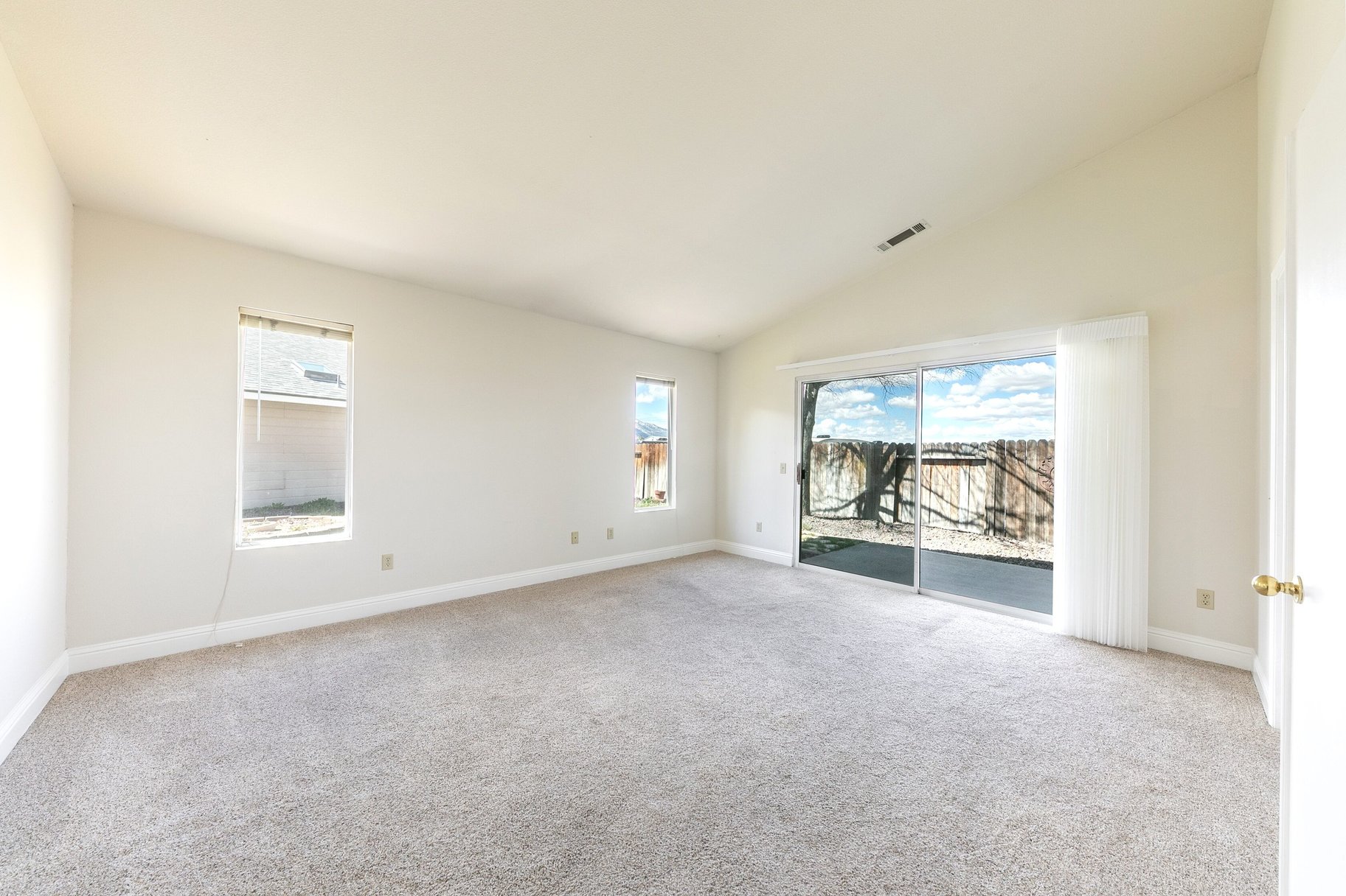  3 Bedrooms, 2 bath, 2 car garage, single level home in Minden NV - 物件實景