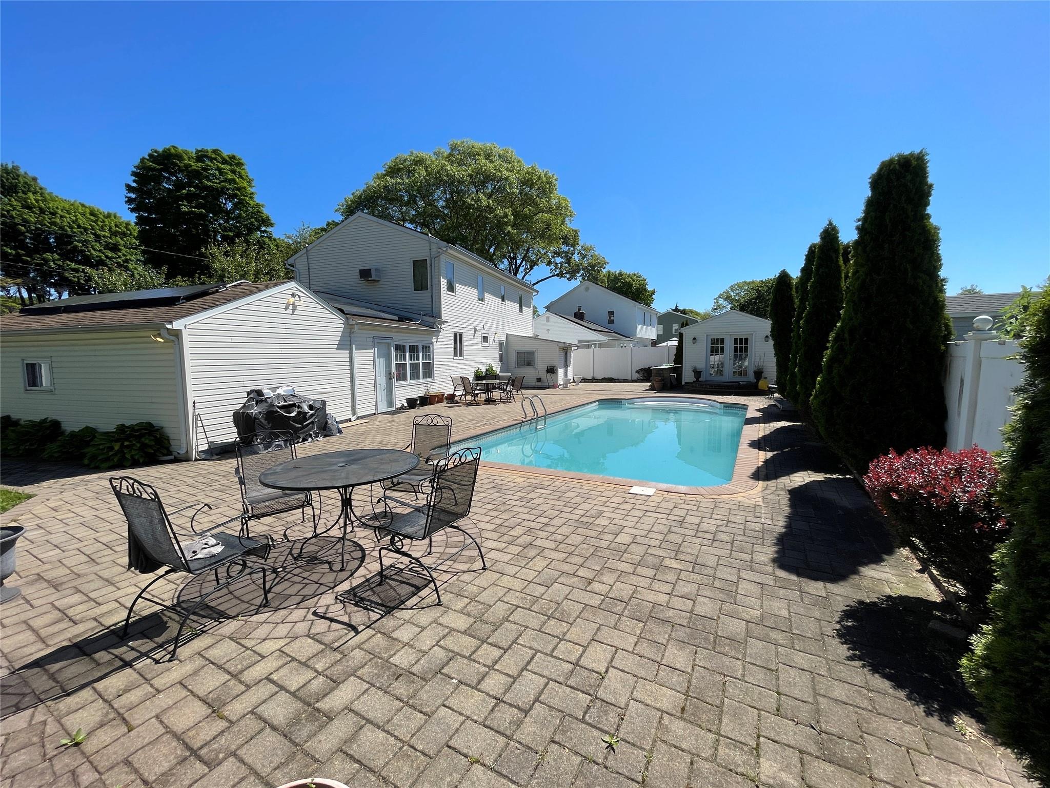 West Islip, New York, 11795, United States, 4 Bedrooms Bedrooms, ,3 BathroomsBathrooms,Residential,For Sale,1869198