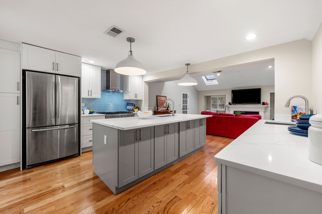 Andover, Massachusetts, 01810, United States, 4 Bedrooms Bedrooms, ,3 BathroomsBathrooms,Residential,For Sale,1987628