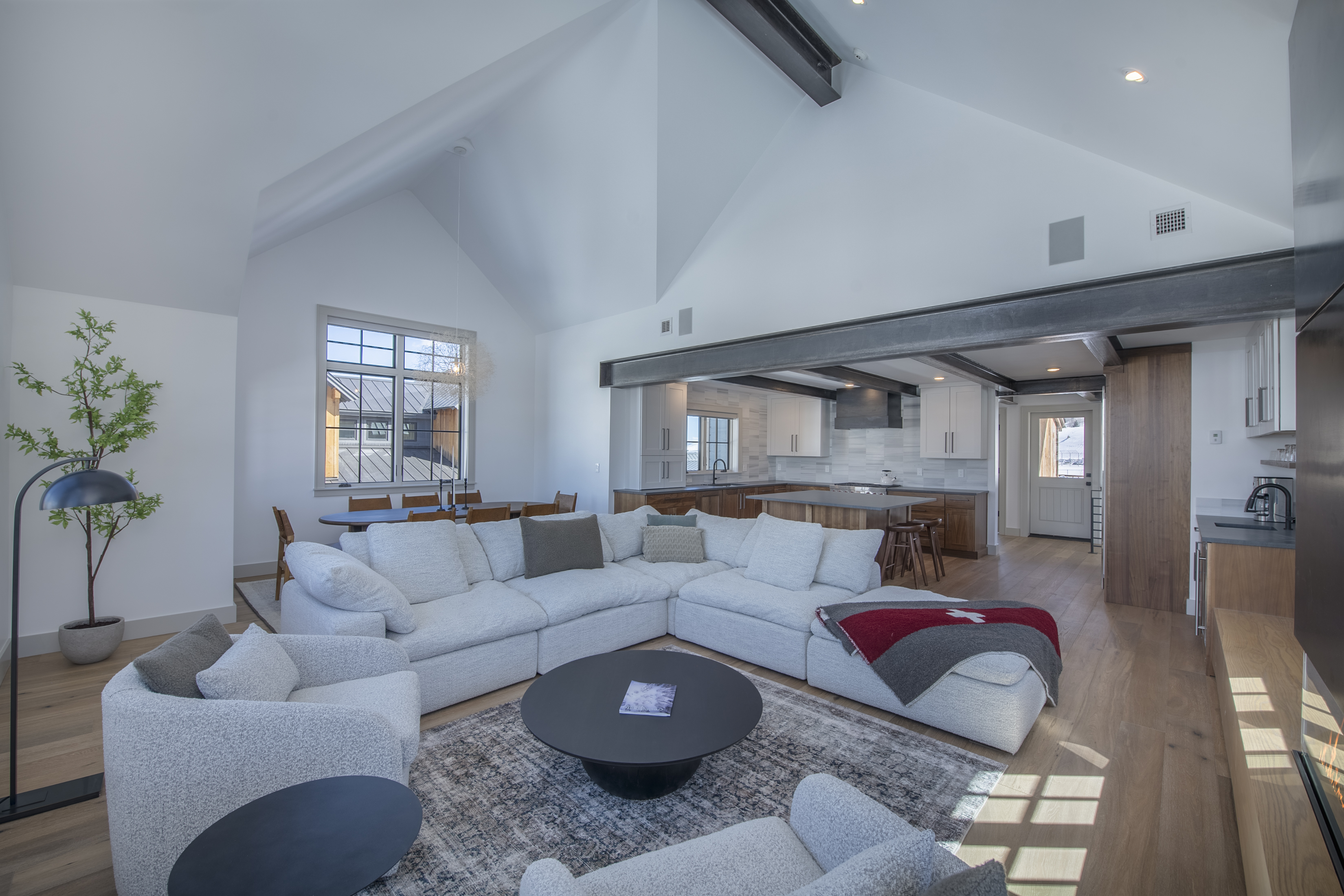  Big And Beautiful In The Desirable And Peaceful East End Of Town - 物件實景