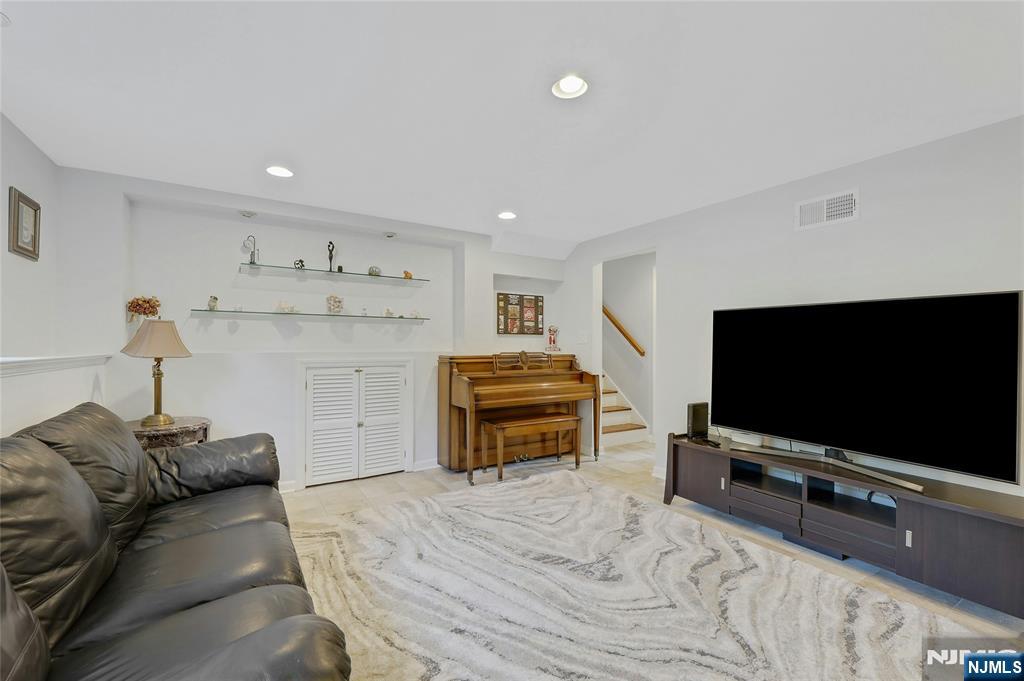 River Edge, New Jersey, 07661, United States, 4 Bedrooms Bedrooms, ,3 BathroomsBathrooms,Residential,For Sale,1988189