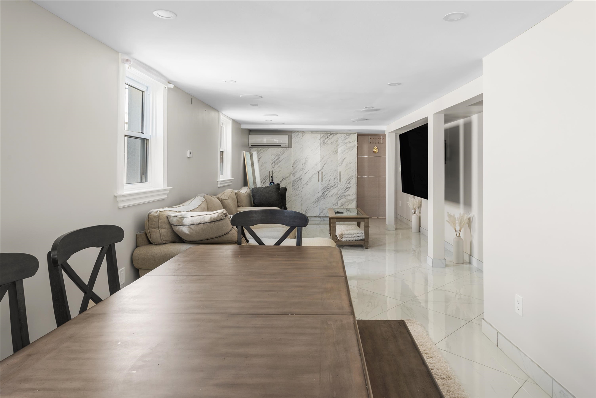 Howard Beach, New York, 11414, United States, 5 Bedrooms Bedrooms, ,2 BathroomsBathrooms,Residential,For Sale,2049449