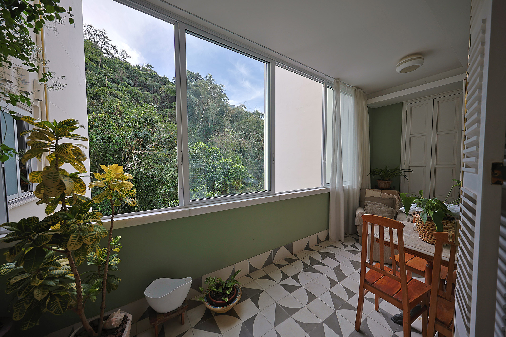  Apartment with Treetop Views on Praça Eugênio Jardim - 物件實景