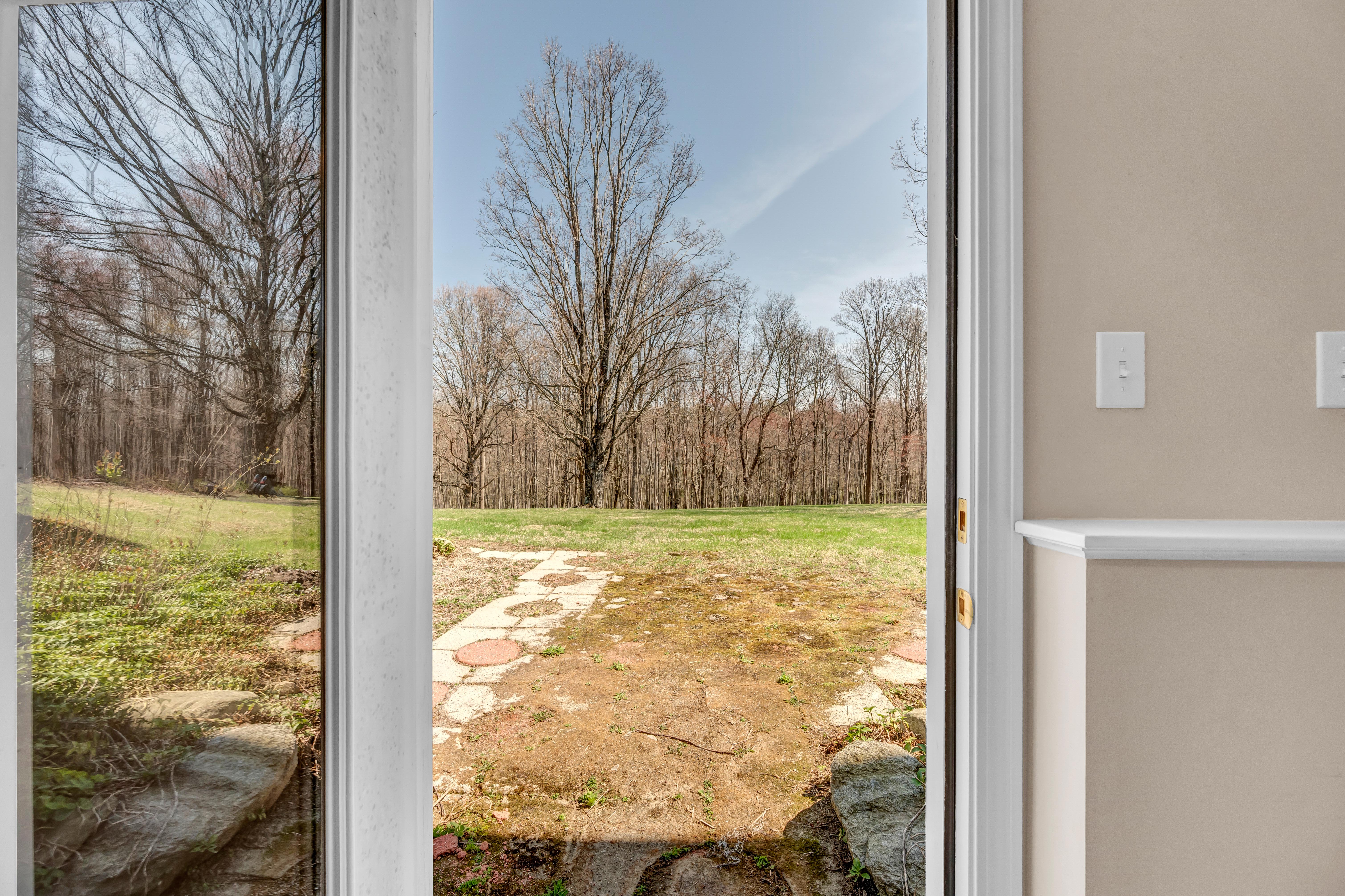  Well Built Colonial - 物件實景