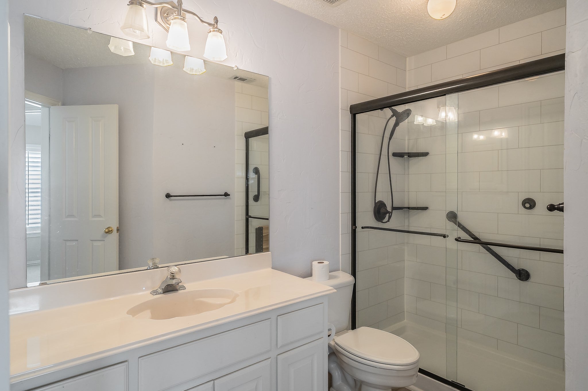 Grapevine, Texas, 76051, United States, 3 Bedrooms Bedrooms, ,2 BathroomsBathrooms,Residential,For Sale,1973770