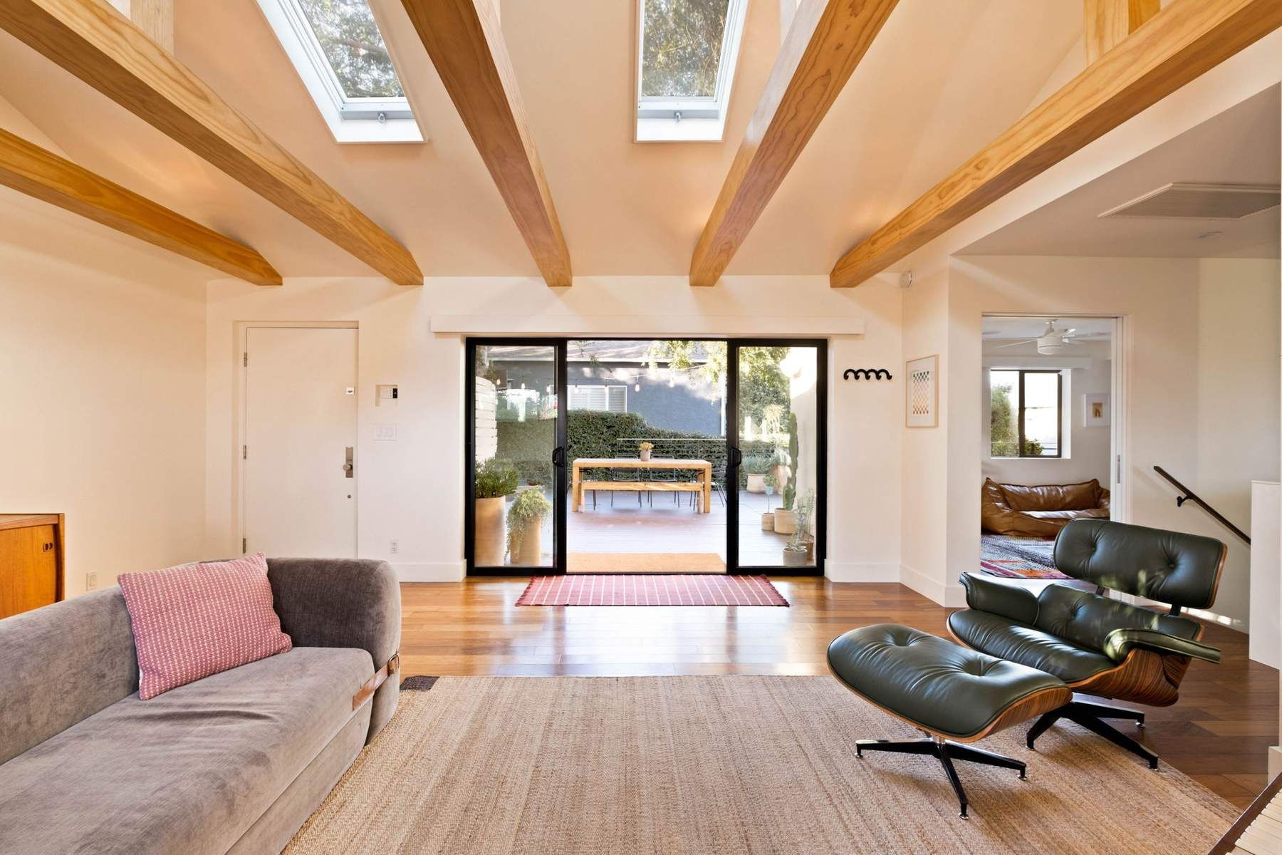  3818 Roderick Road - 物件實景