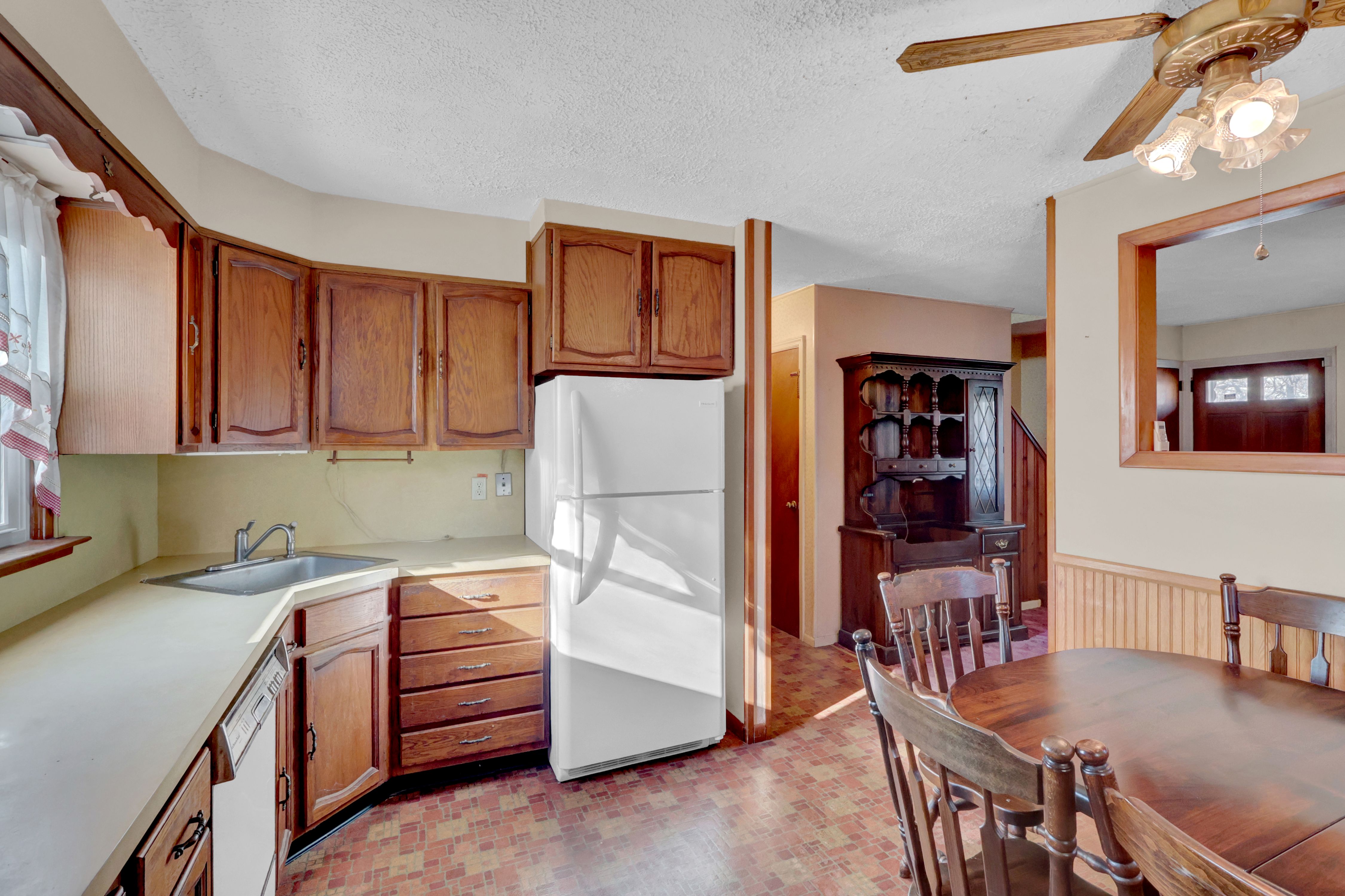 West Babylon, New York, 11704, United States, 4 Bedrooms Bedrooms, ,2 BathroomsBathrooms,Residential,For Sale,2010725