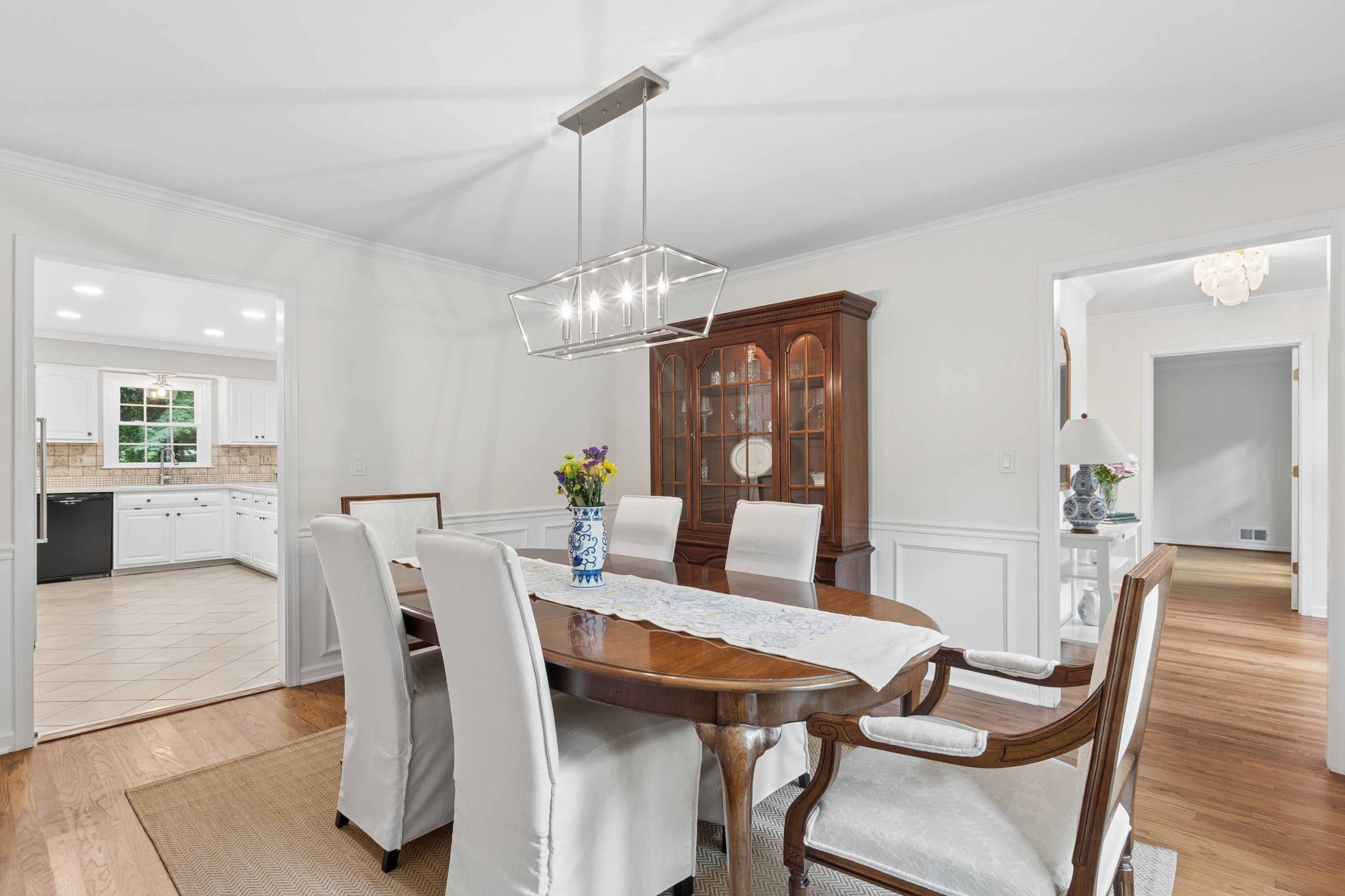  Beautifully Updated Home Blends Timeless Style with Elevated Designer Finishes - 物件實景