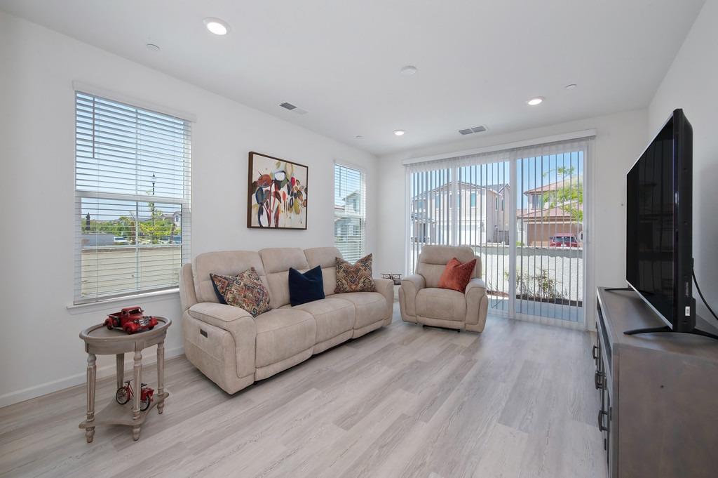 Roseville, California, 95747, United States, 3 Bedrooms Bedrooms, ,3 BathroomsBathrooms,Residential,For Sale,1795538