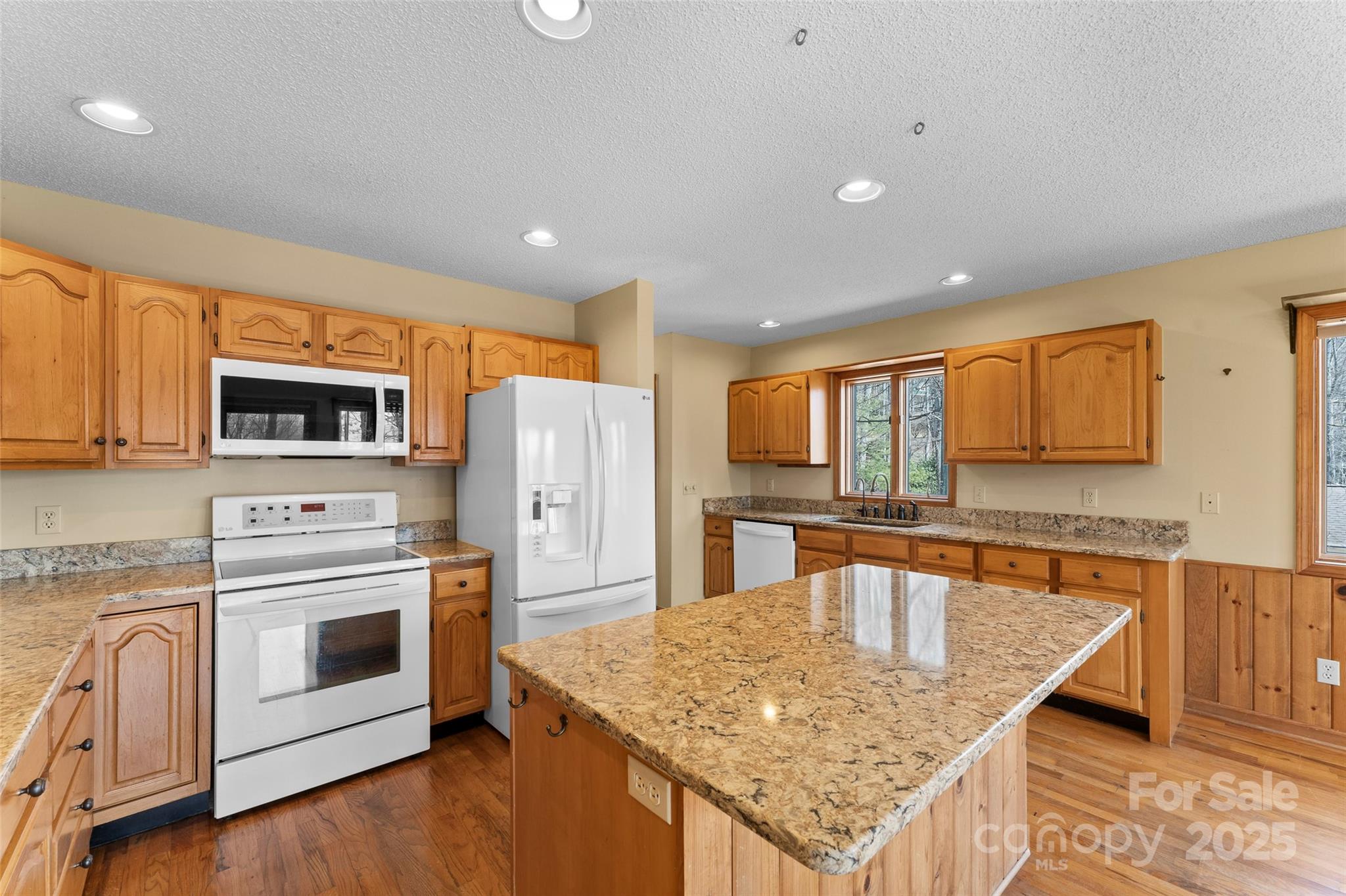 Maggie Valley, North Carolina, 28751, United States, 3 Bedrooms Bedrooms, ,3 BathroomsBathrooms,Residential,For Sale,1976067