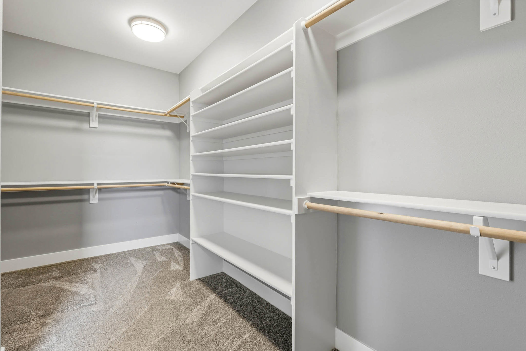  4 car garage in cul-de-sac Upgrades, single level - 物件實景