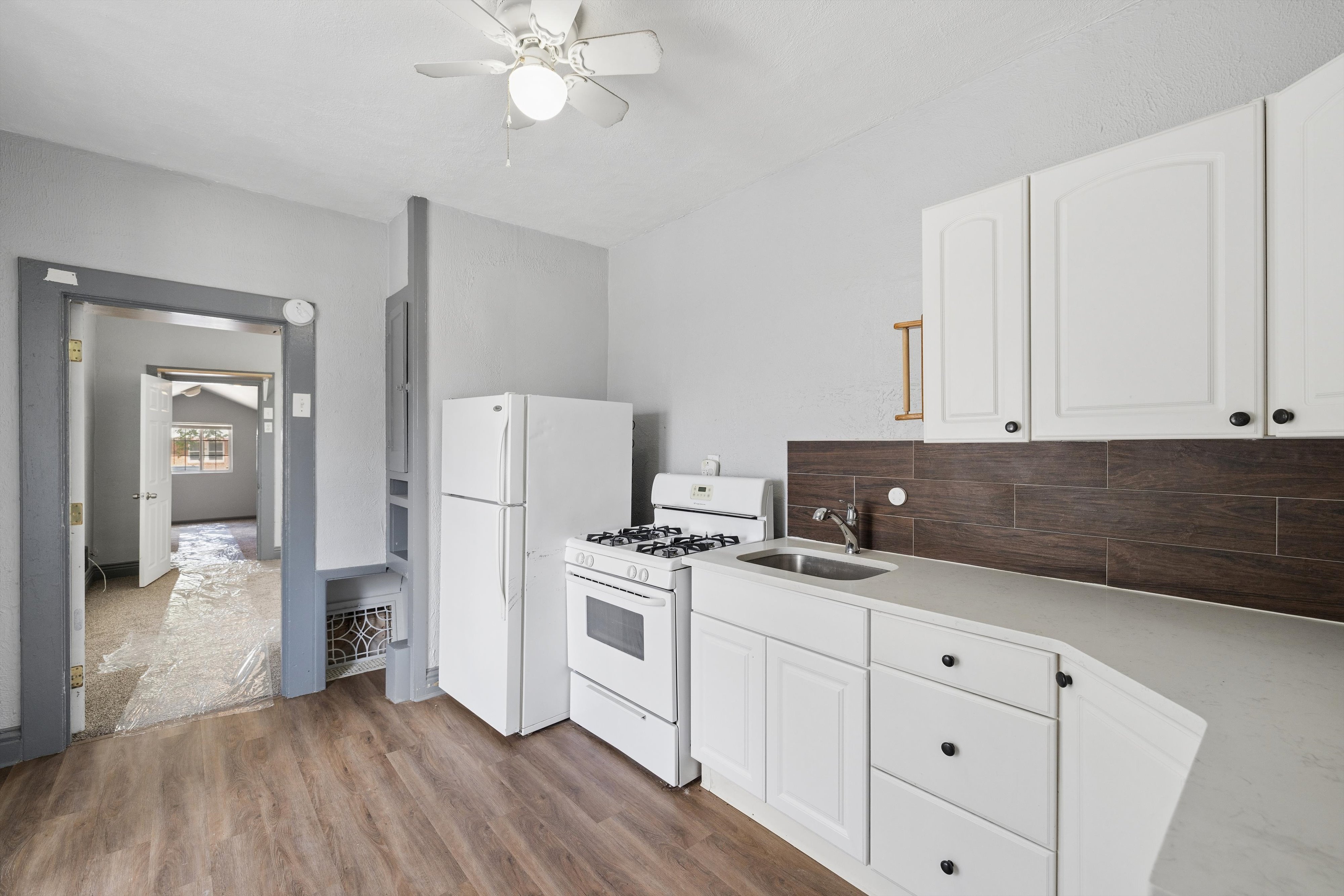  A rare opportunity to own a three-unit residential income property designed for - 物件實景