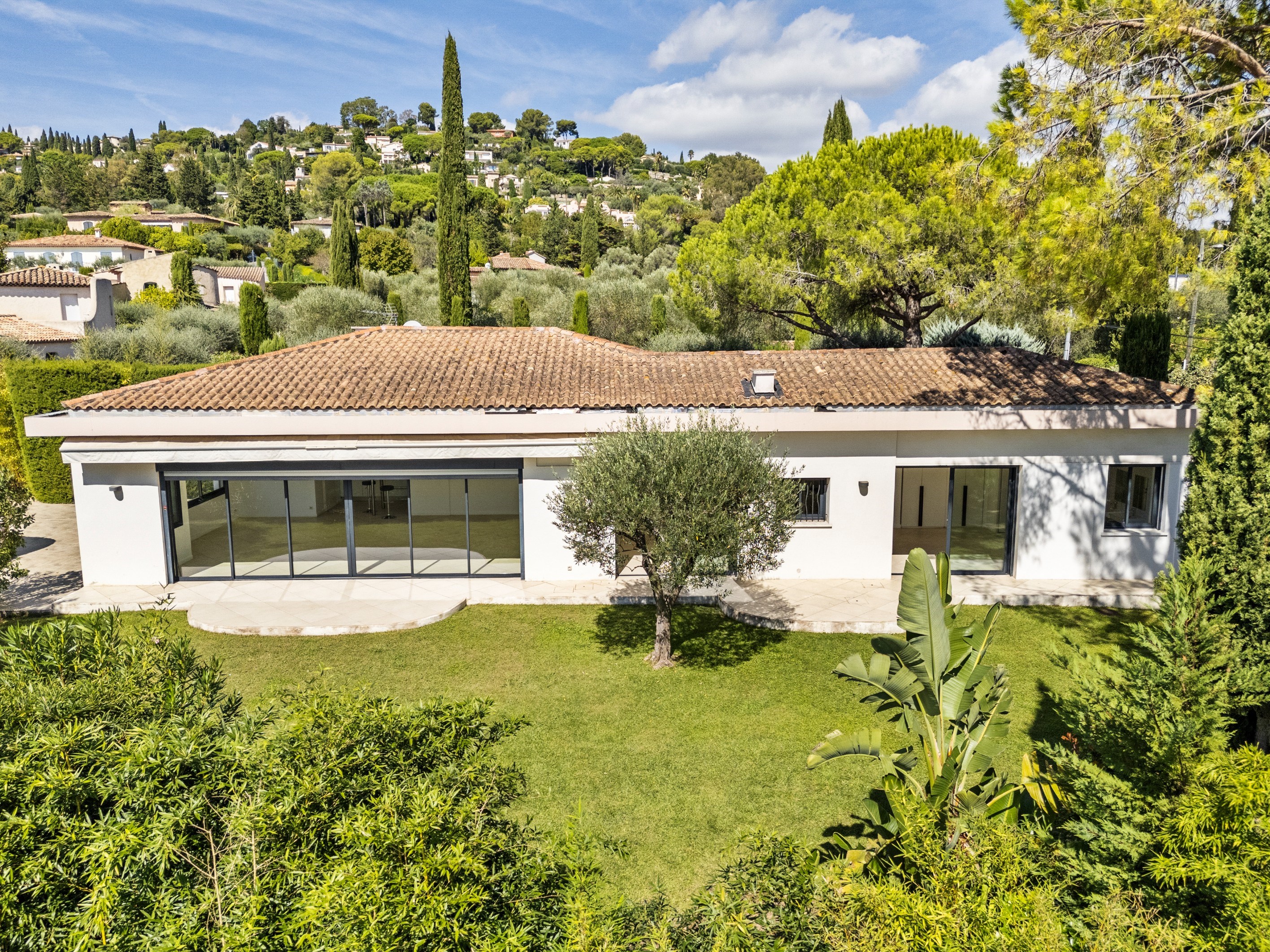  Contemporary single-storey villa with pool and pétanque court for sale in Mougi… - 物件實景