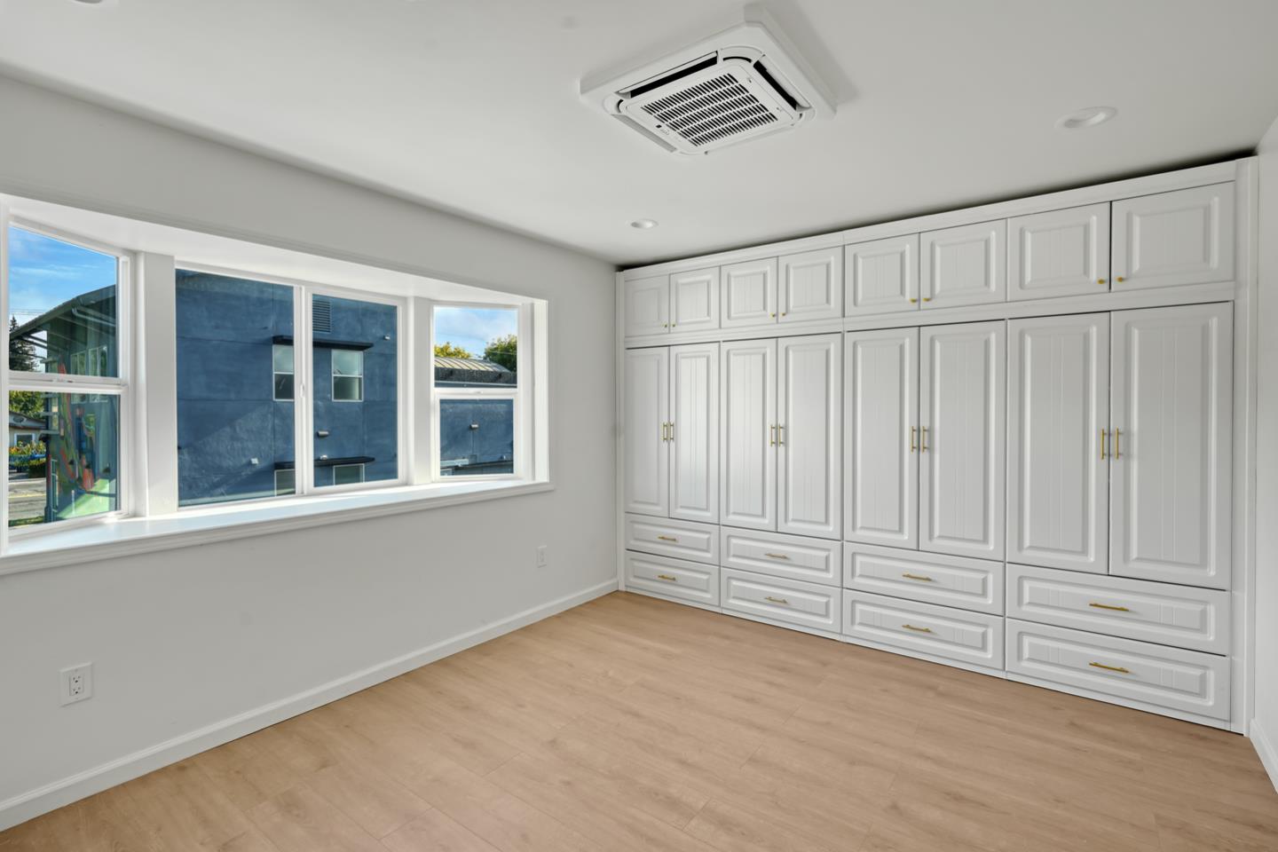 Mountain View, California, 94043, United States, 4 Bedrooms Bedrooms, ,3 BathroomsBathrooms,Residential,For Sale,1992063