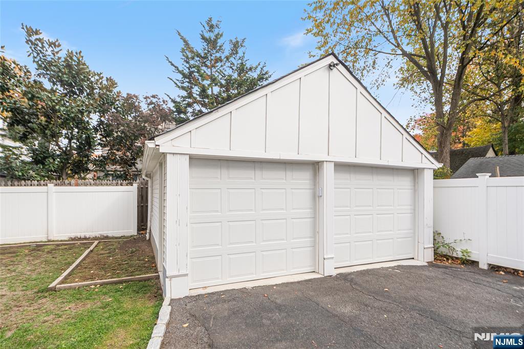 Teaneck, New Jersey, 07666, United States, 3 Bedrooms Bedrooms, ,2 BathroomsBathrooms,Residential,For Sale,1987513