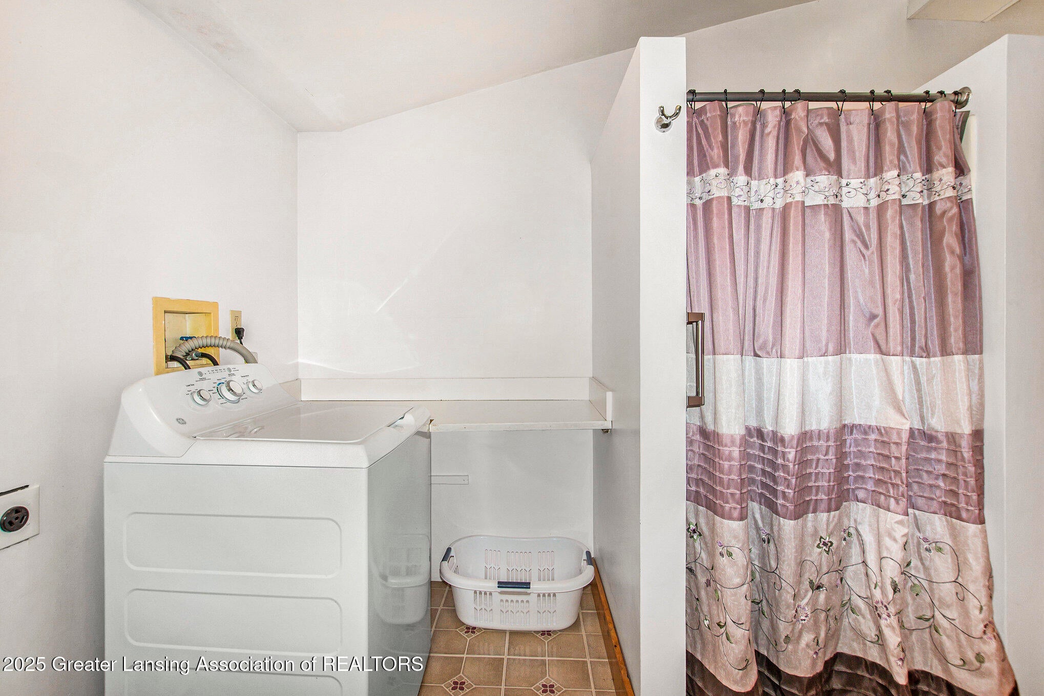 Webberville, Michigan, 48892, United States, 5 Bedrooms Bedrooms, ,2 BathroomsBathrooms,Residential,For Sale,1963155