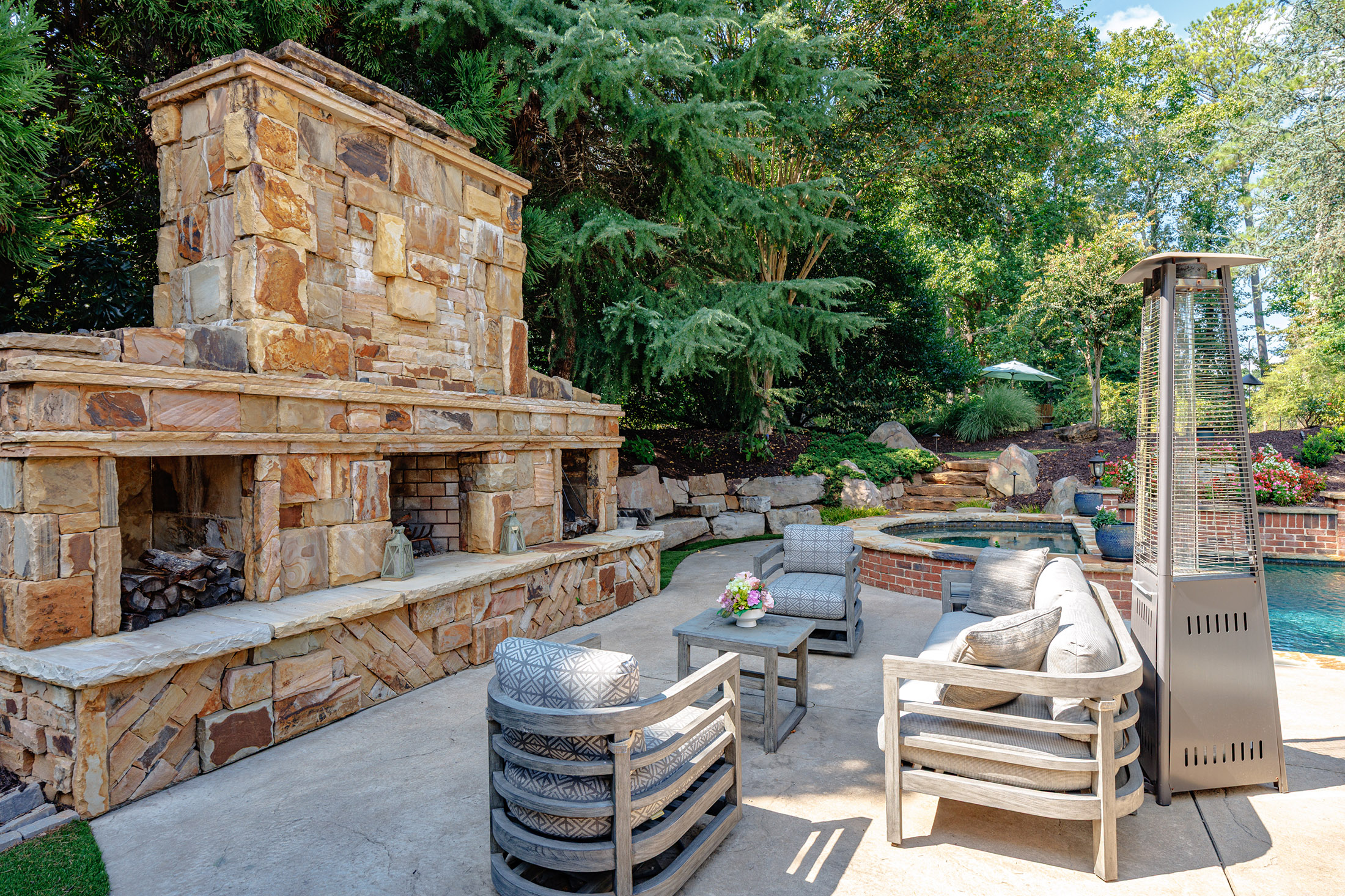  Impressive Brick Estate on a Private Wooded 1+/- Acre Lot in The Manor - 物件實景