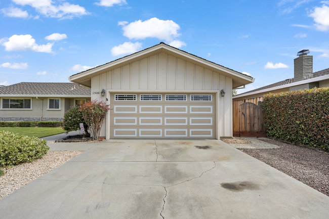 Hollister, California, 95023, United States, 3 Bedrooms Bedrooms, ,2 BathroomsBathrooms,Residential,For Sale,1942638