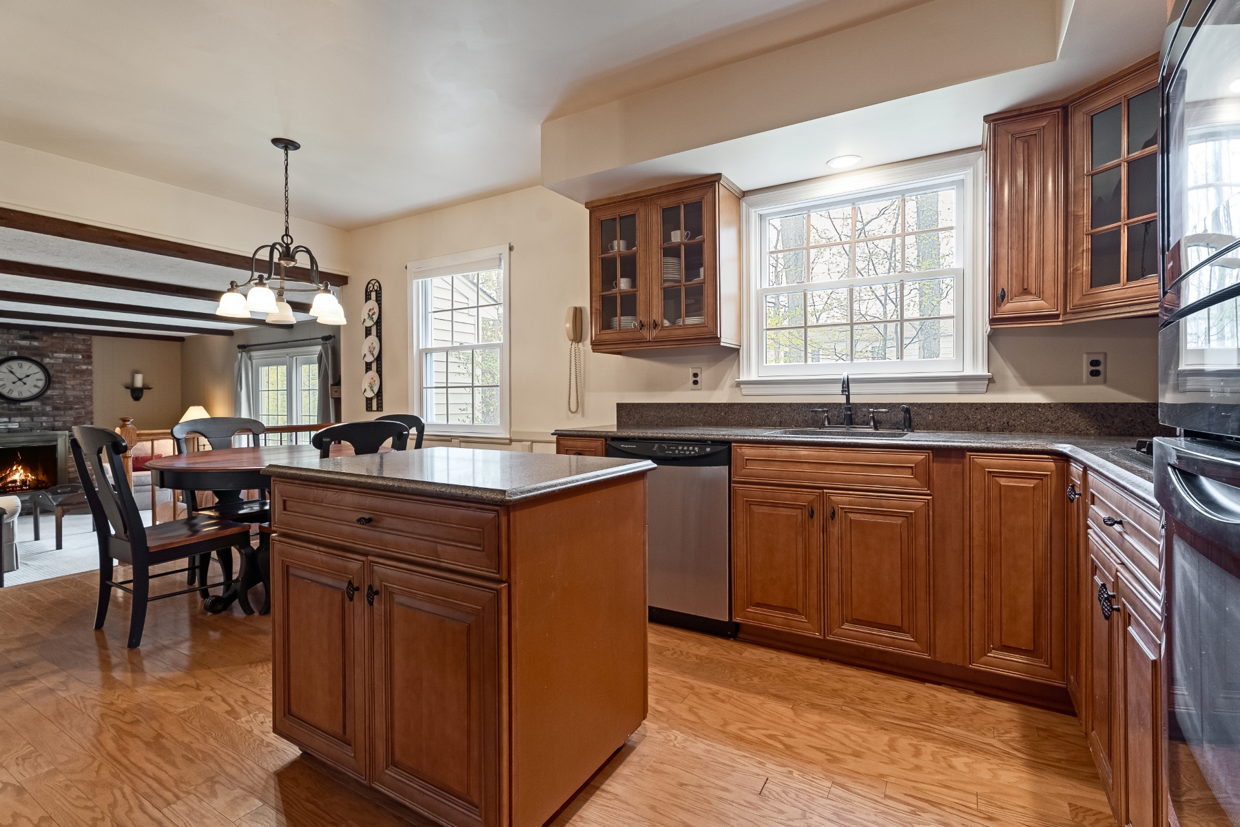  Traditional Center Hall Colonial Located on Lovely Cul-de-Sac - 物件實景