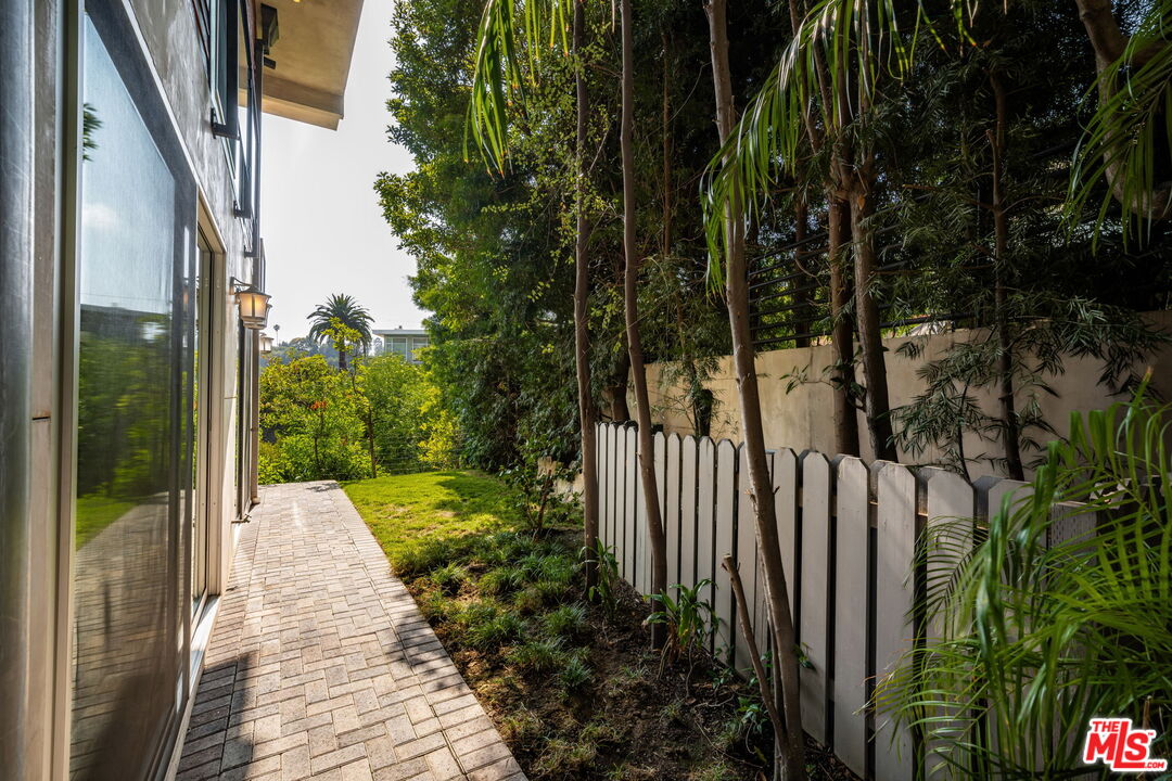 Los Angeles, California, 90049, United States, 4 Bedrooms Bedrooms, ,5 BathroomsBathrooms,Residential,For Sale,1901289