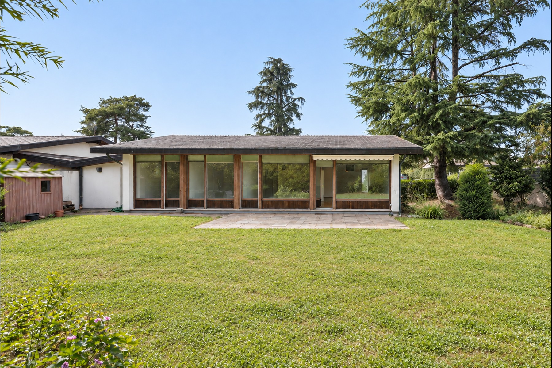  Single-story villa with a garden in need of renovation - 物件實景