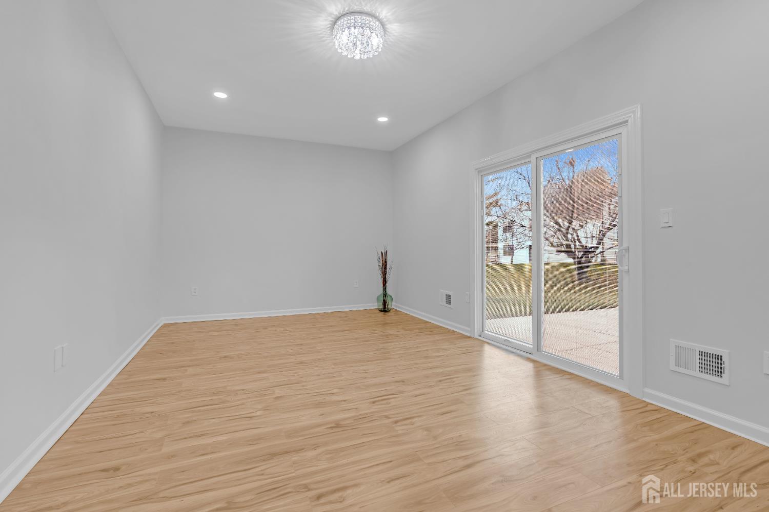 East Brunswick, New Jersey, 08816, United States, 3 Bedrooms Bedrooms, ,3 BathroomsBathrooms,Residential,For Sale,2001983