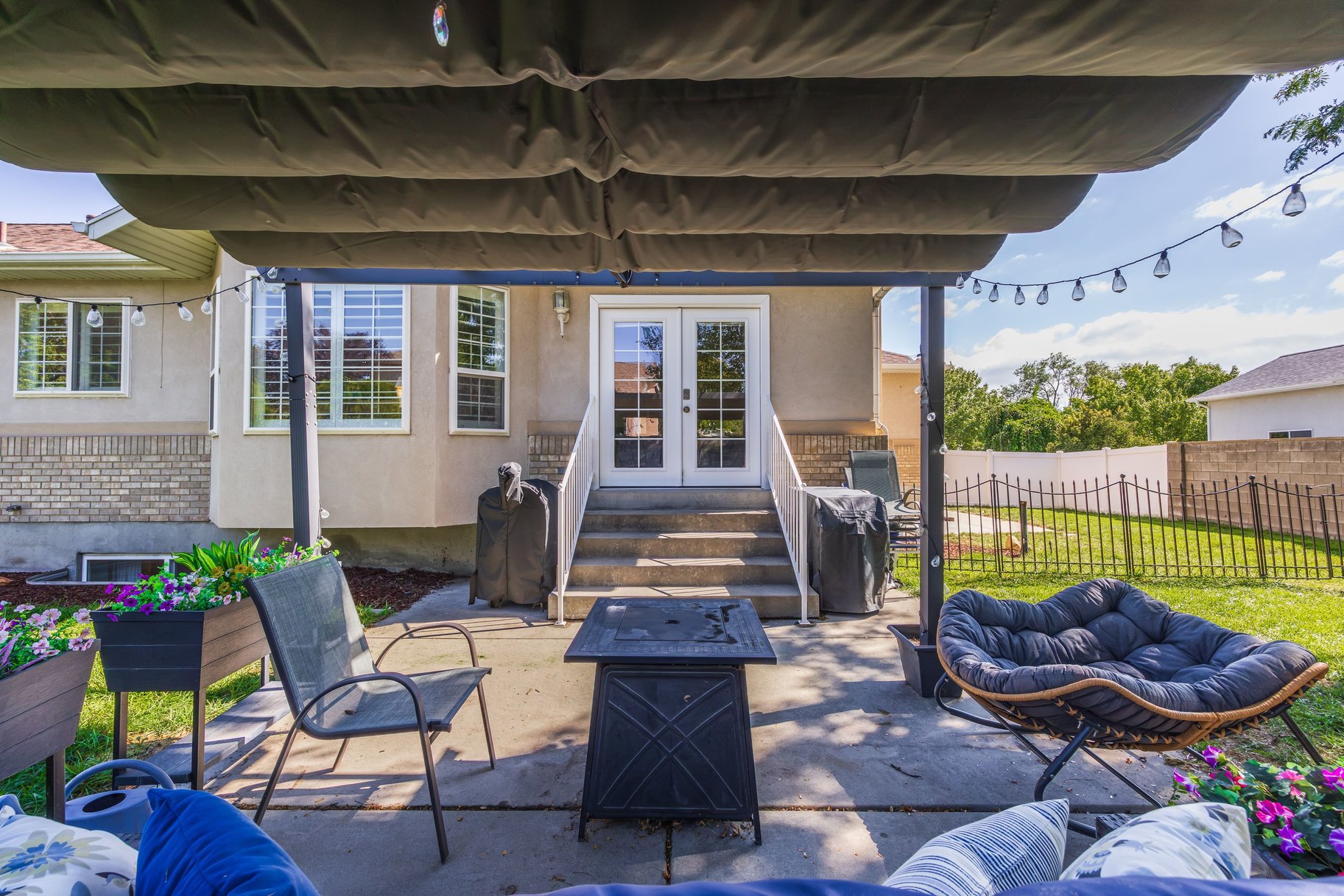  Multigenerational Living in South Jordan: 5 Beds, 2 Kitchens, 0.33-Acre Lot - 物件實景