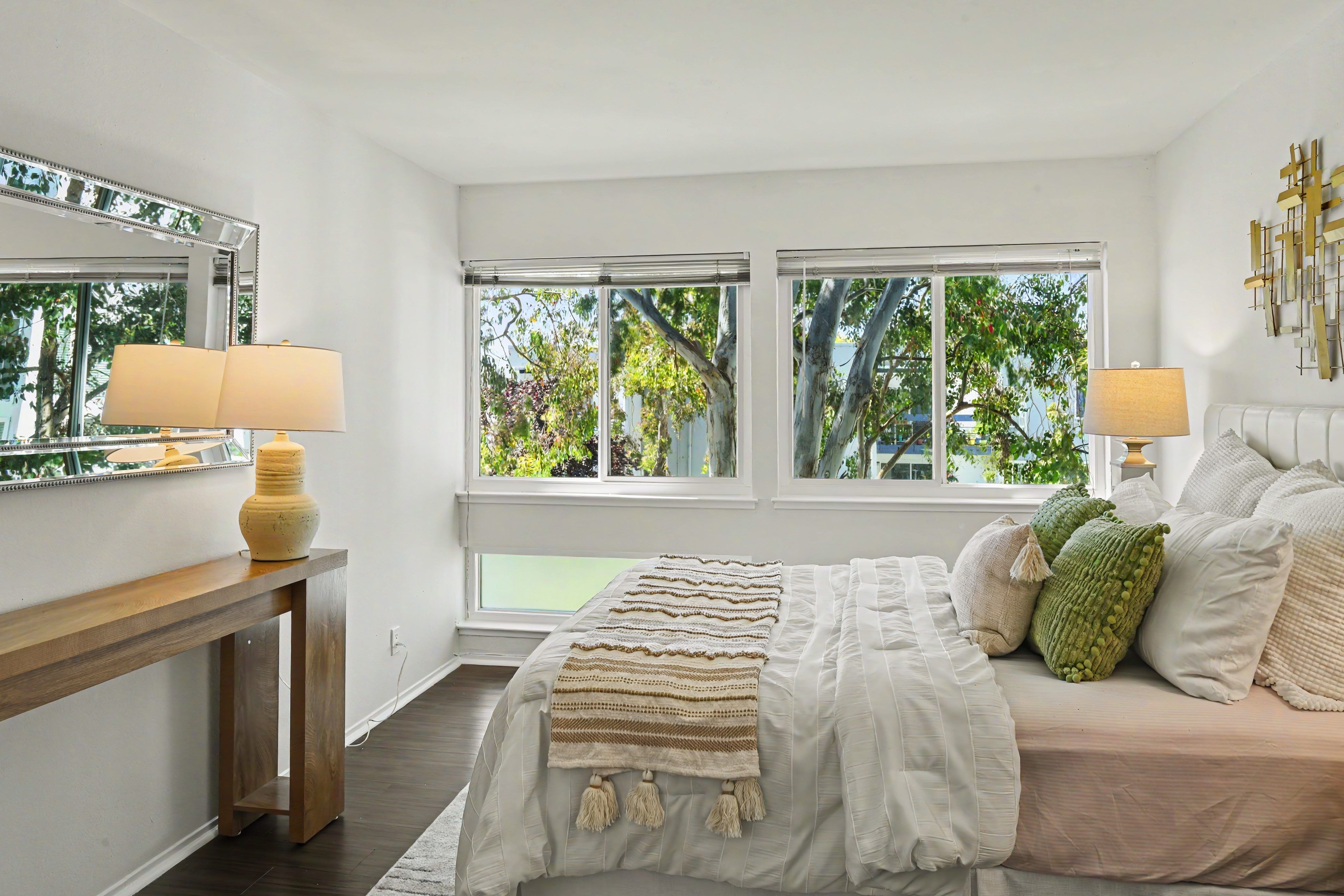  Light-Filled Top-Floor Corner Retreat - 物件實景