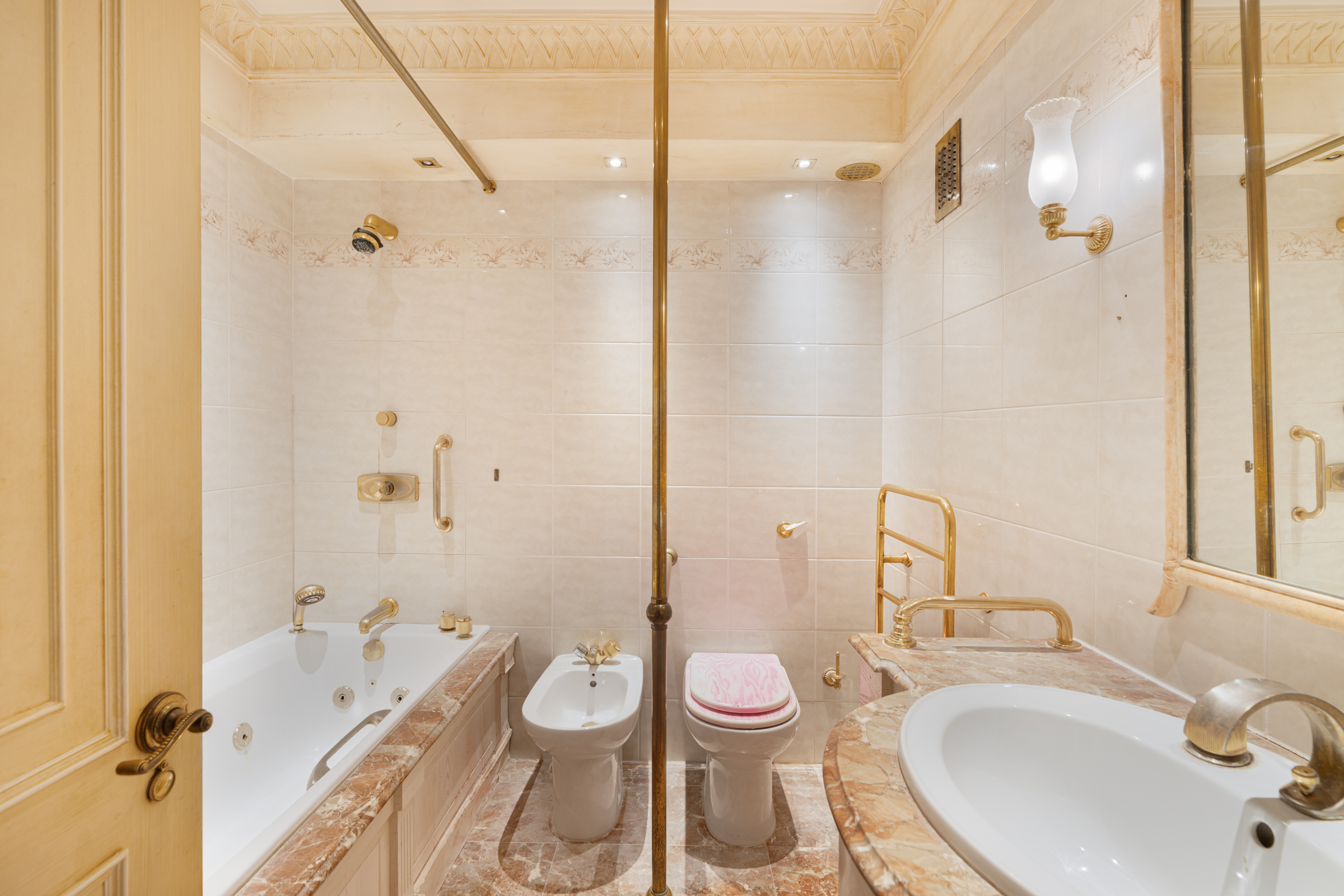  Gloucester Square Grandeur with Exceptional Potential - 物件實景
