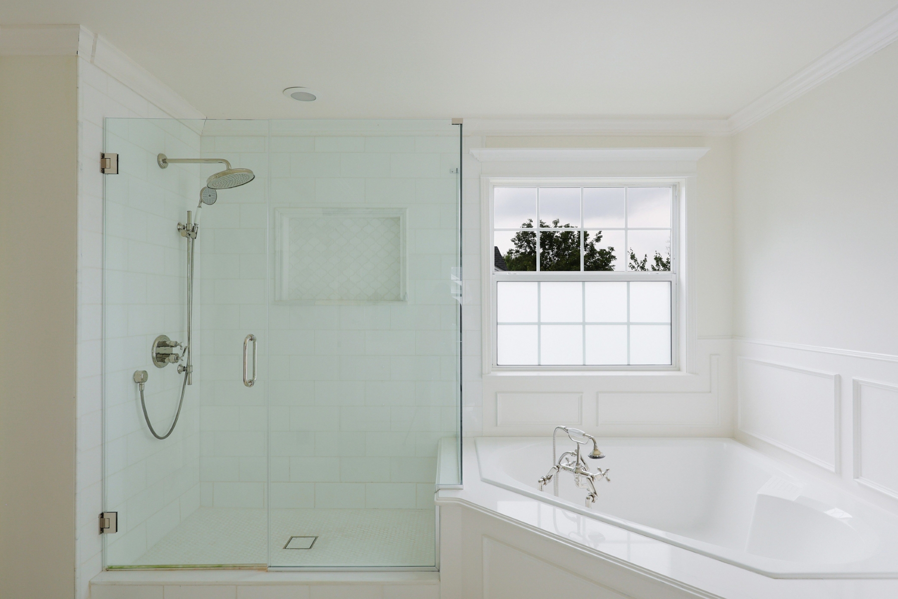  ?Carlisle? Classic Colonial Offers Timeless Charm with Modern Updates - 物件實景