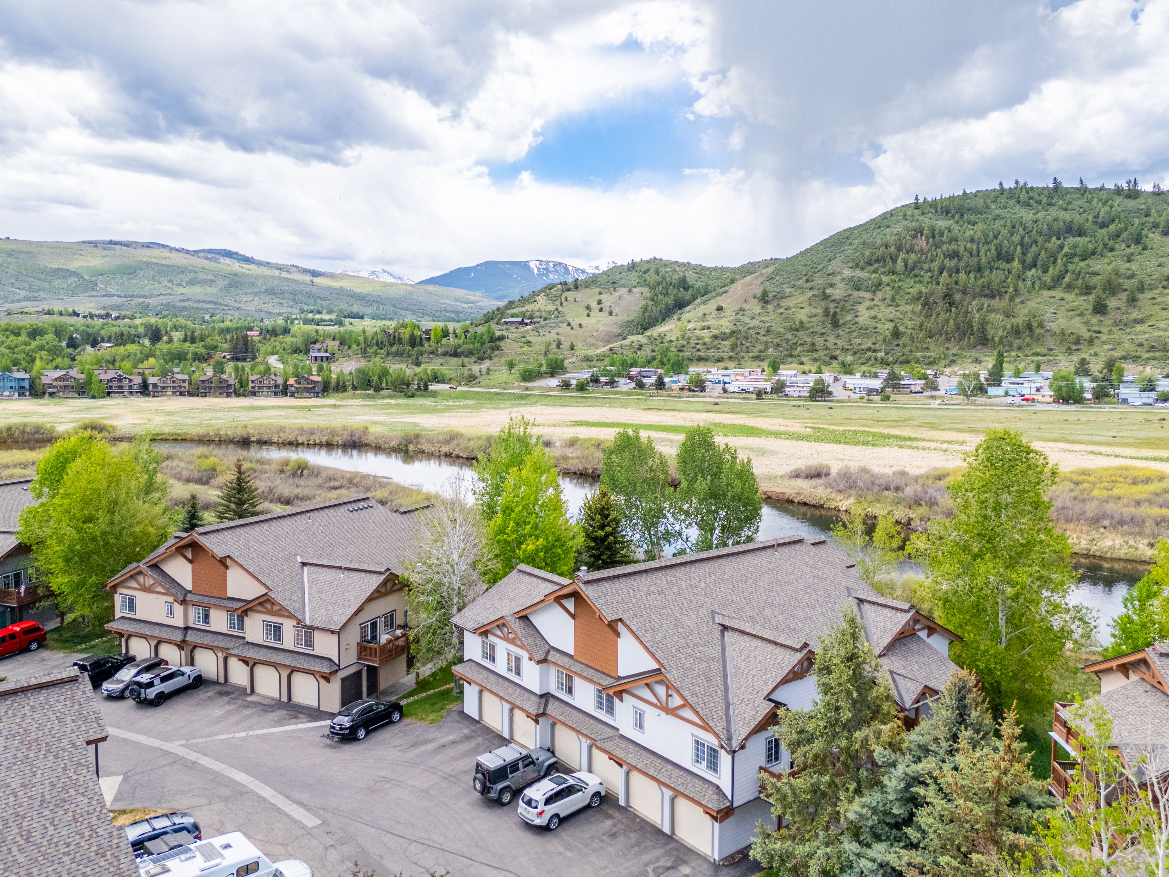  South-Facing End-Unit Residence With Beautiful River and Mountain views - 物件實景